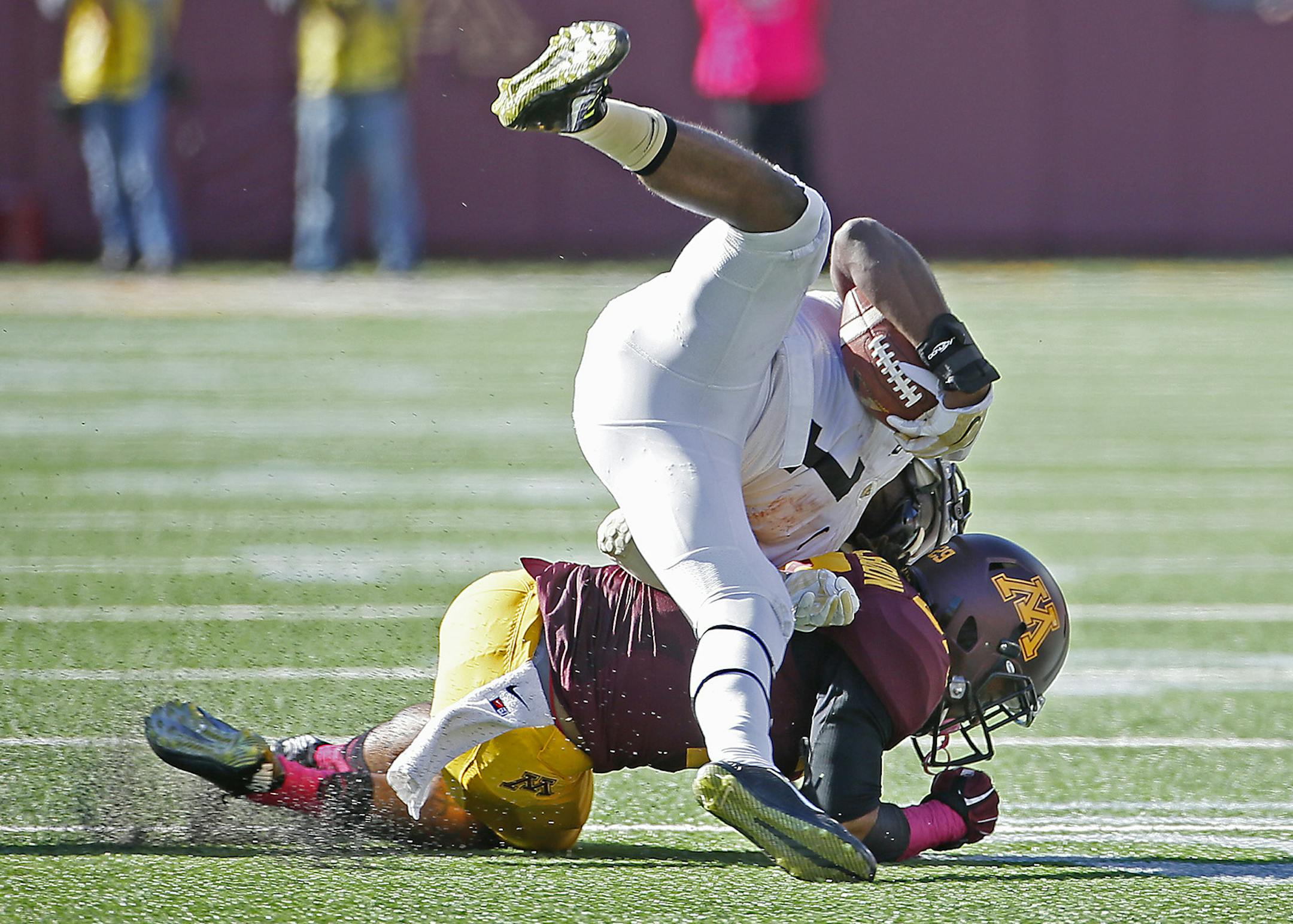 Gophers' defensive back Briean Boddy-Calhoun (29) ran under Purdue's running back Akeem Hunt (1) to make an important stop in the fourth quarter as the Minnesota Gophers took on the Purdue Boilermakers, Saturday, October 18, 2014 at TCF Stadium in Minneapolis, MN. ] (ELIZABETH FLORES/STAR TRIBUNE) ELIZABETH FLORES • eflores@startribune.com