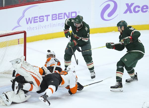 Minnesota Wild right wing Chris Stewart (10) hit a bouncing puck in front of the the Flyers' net in the third period, but it deflected over the net. ]