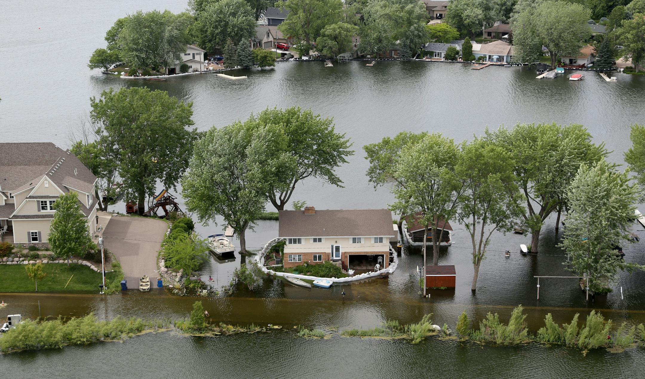 Home owners surrounded their homes with sandbags to protect in from being flooded by Prior Lake. ] (KYNDELL HARKNESS/STAR TRIBUNE) kyndell.harkness@startribune.com in Prior Lake Min. Friday, June 27, 2014.