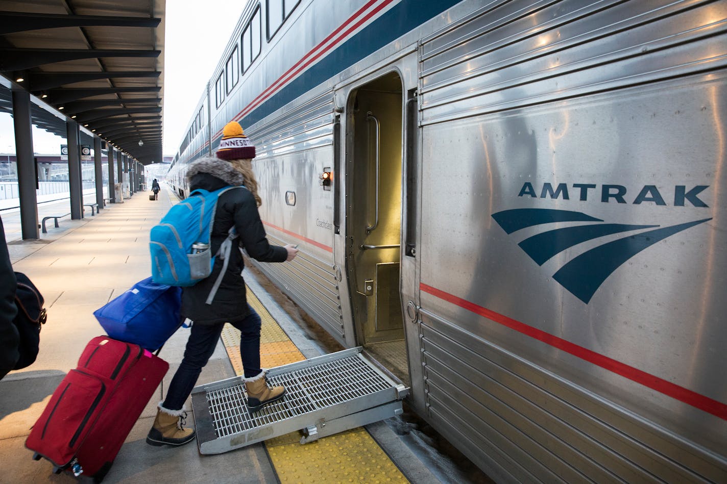 Passengers board the eastbound Empire Builder train to Chicago. ] (Leila Navidi/Star Tribune) leila.navidi@startribune.com BACKGROUND INFORMATION: The eastbound Empire Builder train stops at Union Depot in St. Paul on Friday, December 23, 2016. The Amtrak train the Empire Builder is springing back after being hit by the notorious delays imposed by the ND oil boom.