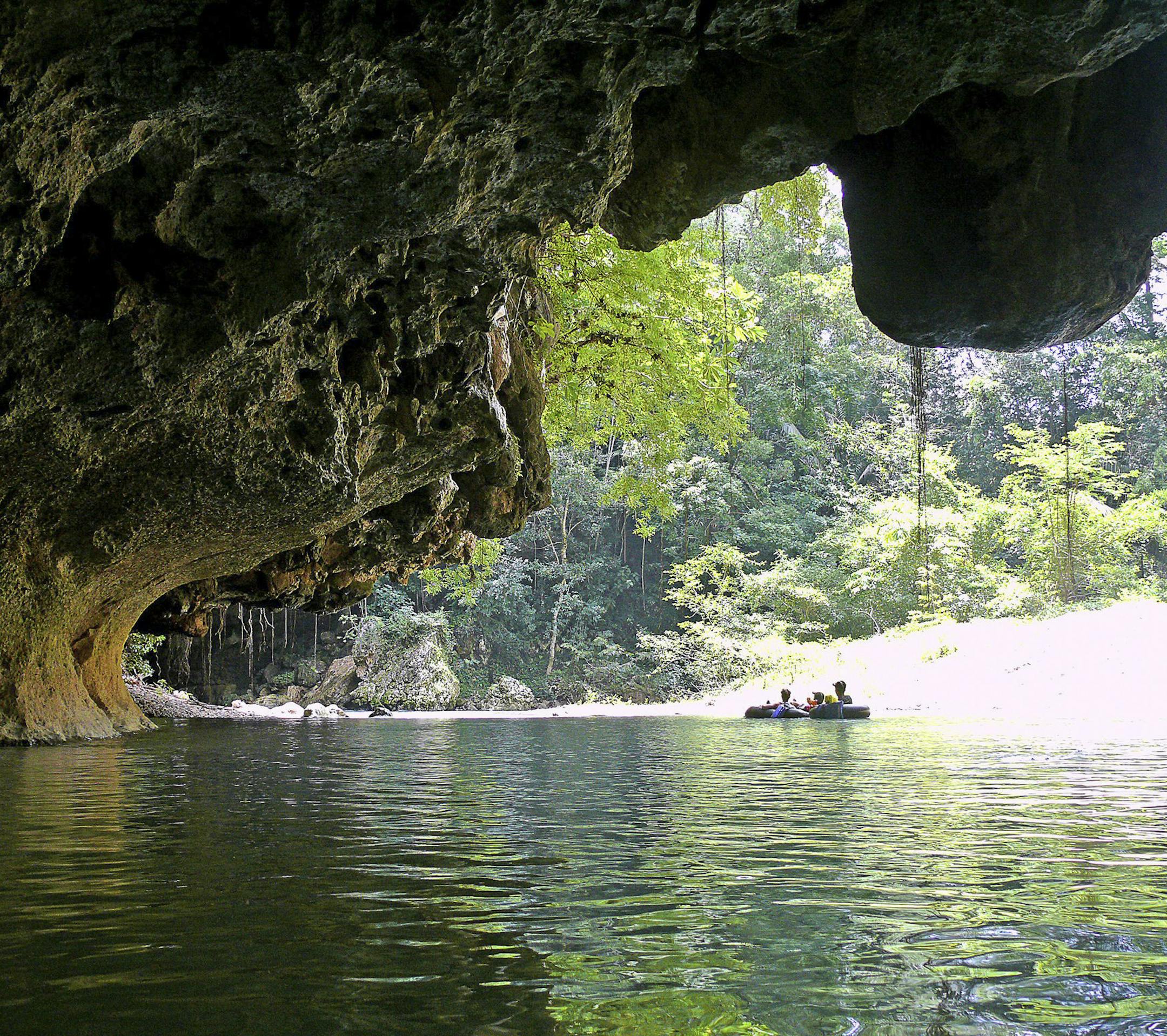 In an undated handout photo, the Barton Creek Cave in Belize. Hotel properties are giving guests different destinations in one trip — including jungle and beach in Belize, city and country in New York. (Chaa Creek via The New York Times) -- NO SALES; FOR EDITORIAL USE ONLY WITH HOTEL PACKAGES ADV22 BY NORA WALSH FOR OCT. 22, 2017. ALL OTHER USE PROHIBITED. --