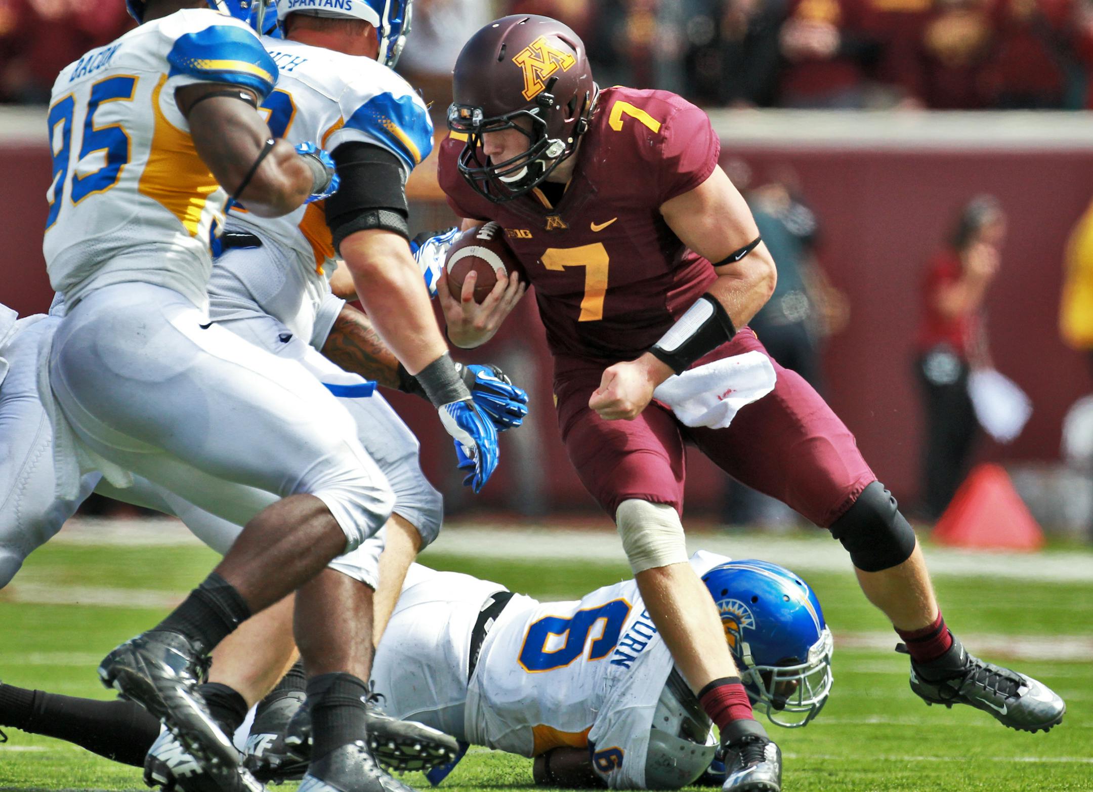 Minnesota Gophers vs.San Jose State football. Minnesota won 43-24. Minnesota quarterback Mitch Leidner had four rushing touchdown in the game with 151 yards gained running. Mitch Leidner weaved his way through San Jose State tacklers. (MARLIN LEVISON/STARTRIBUNE(mlevison@startribune.com)