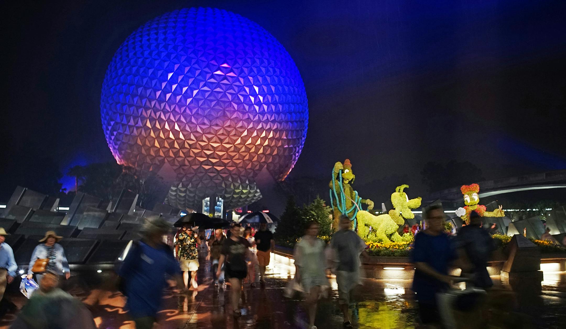 At Epcot Center, the day comes to an end as visitors head home .] Richard Tsong-Taatarii/rtsong-taatarii@startribune.com ORG XMIT: MIN1505131457470130