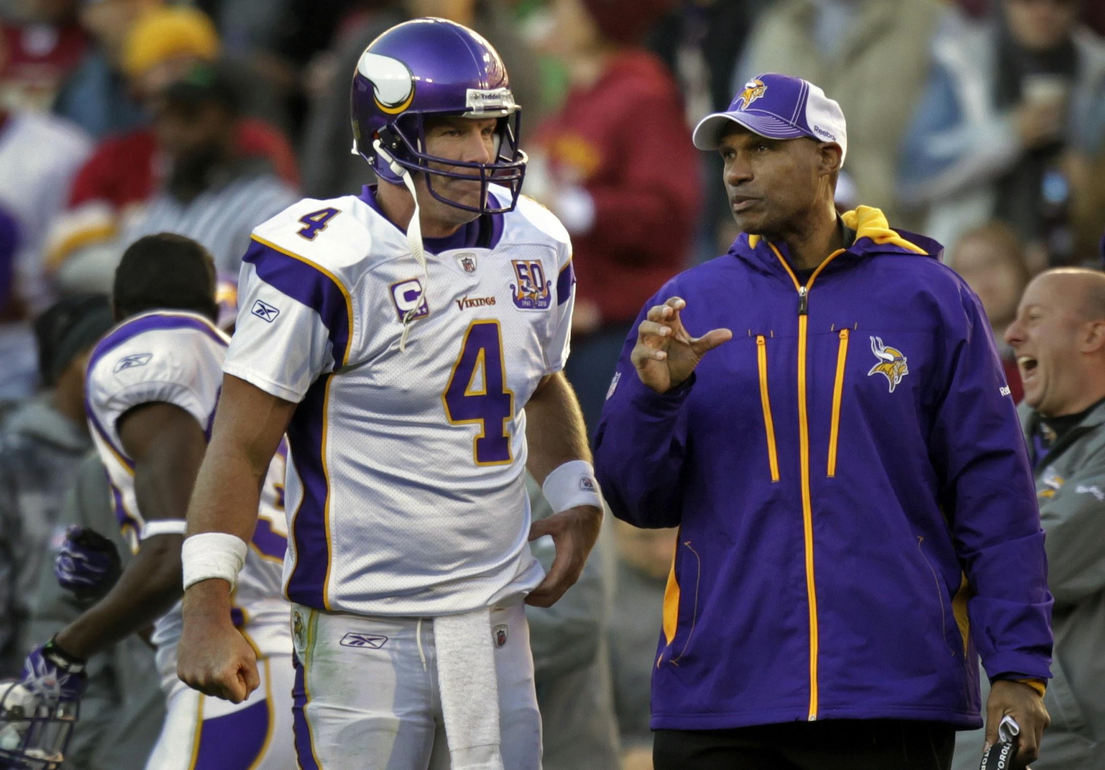 Vikings quarterback Brett Favre and interim head coach Leslie Frazier talked strategy during the Washington game.