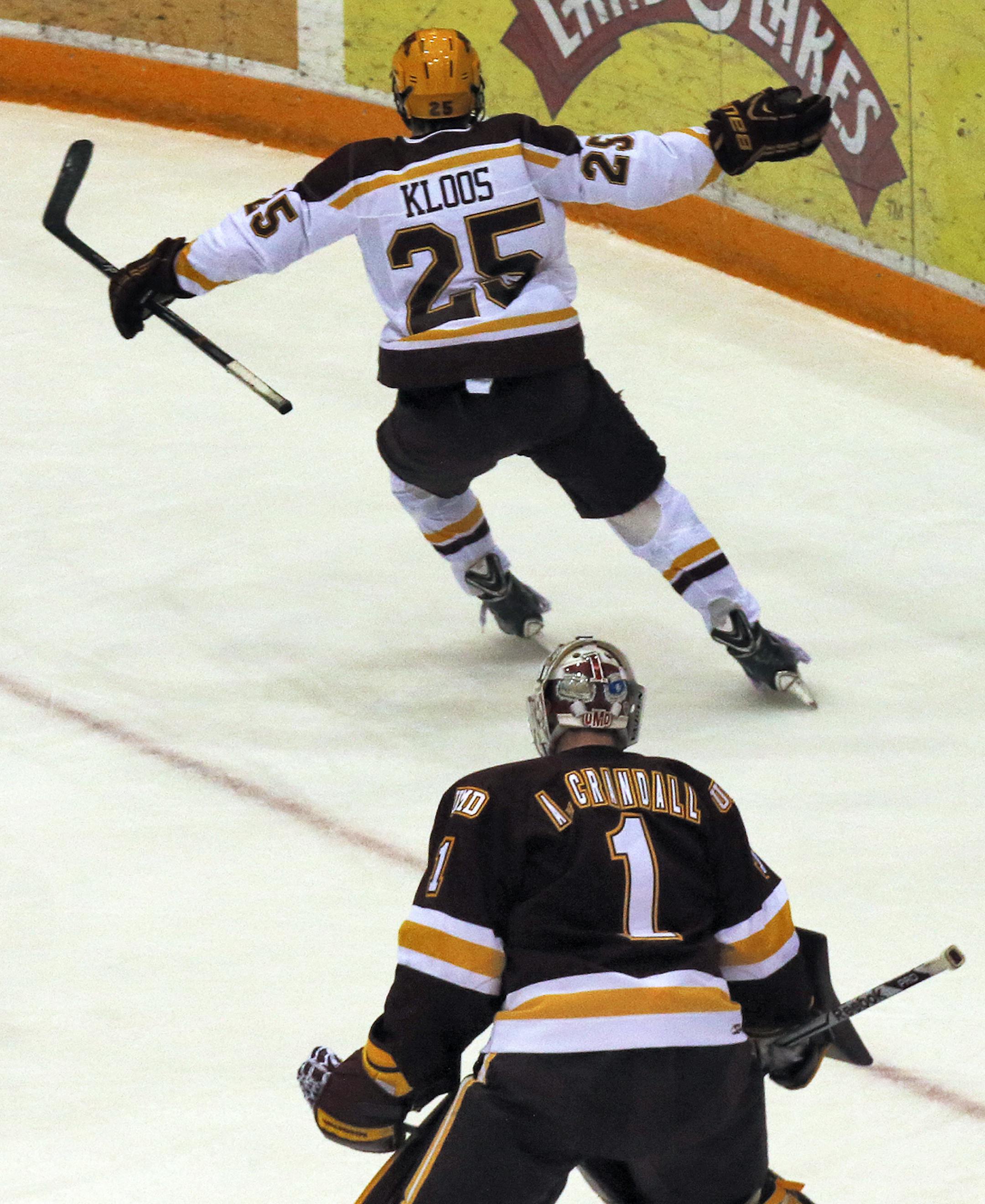 UM Gophers vs. UMD Bulldogs hockey. Gophers Justin Kloos (25) started his celebration after beating UMD goalie Aaron Crandall (1) on the first period play. (MARLIN LEVISON/STARTRIBUNE(mlevison@startribune.com)