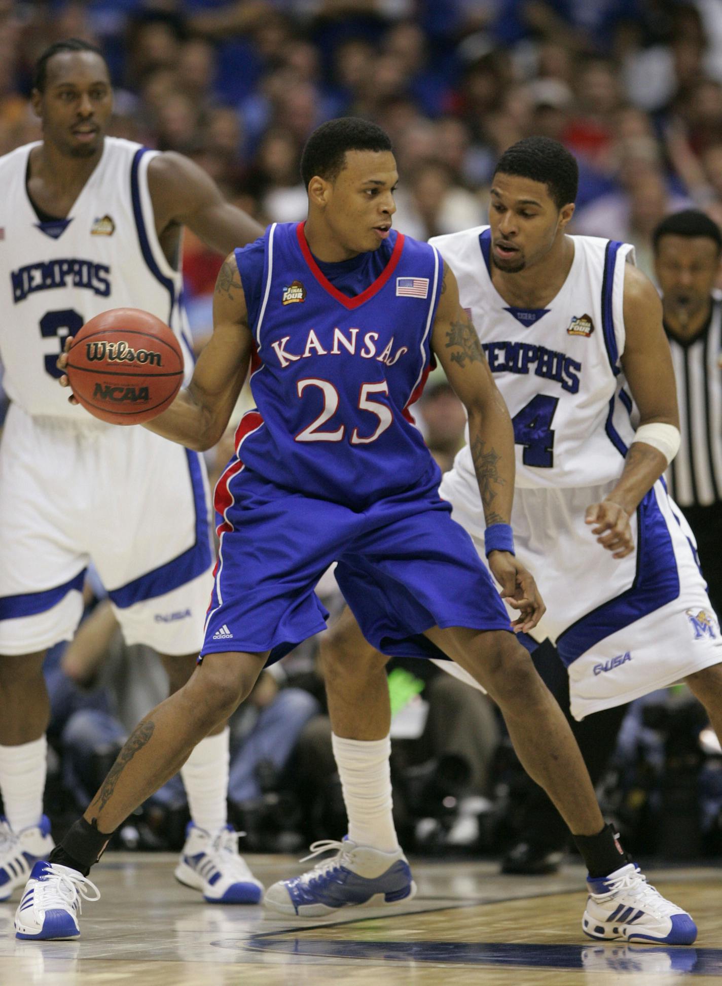 Kansas' Brandon Rush #25 handles the ball during the championship game at the NCAA college basketball Final Four Monday, April 7, 2008, in San Antonio. (AP Photo/Mark Humphrey) ORG XMIT: FF1