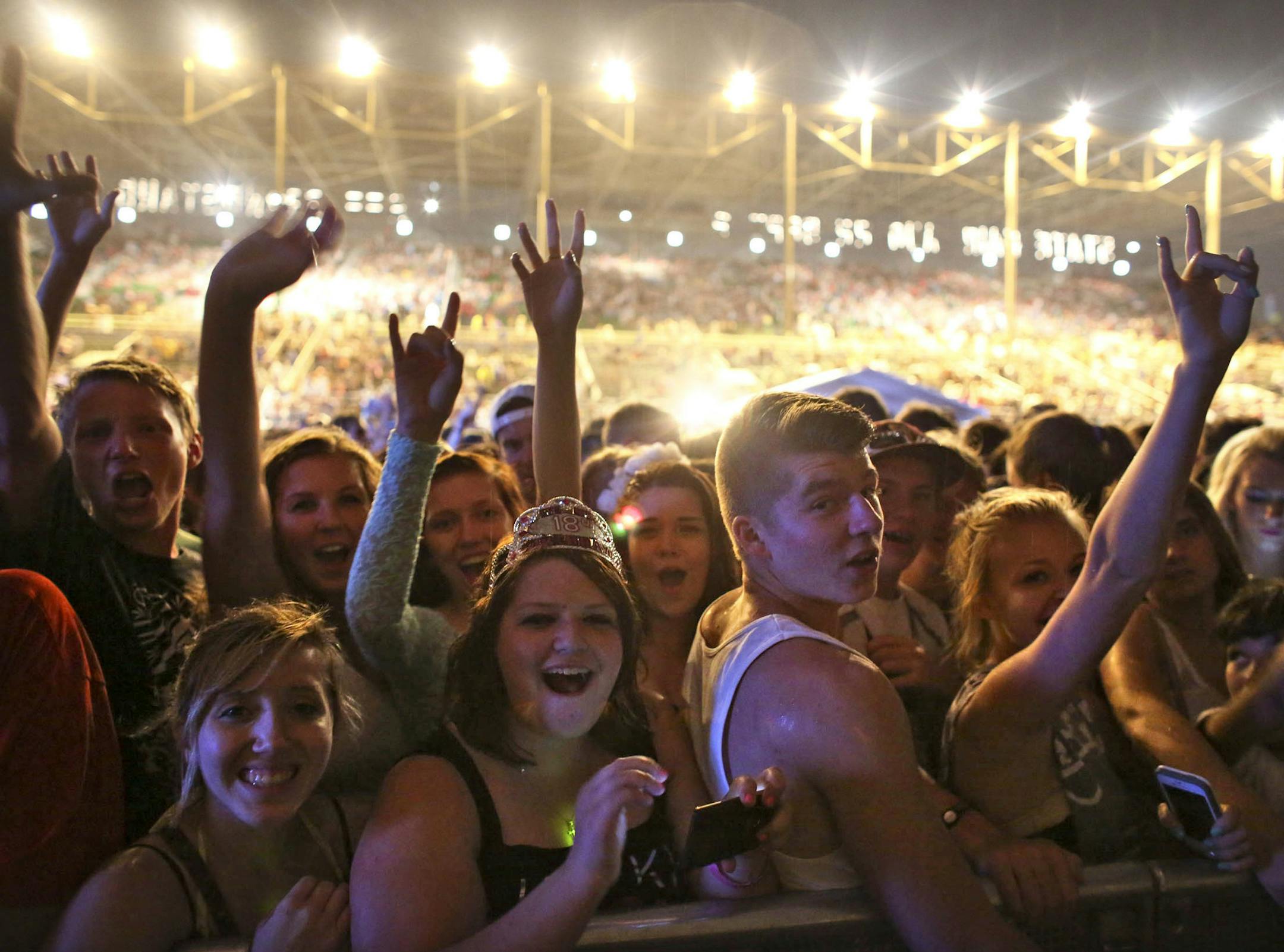 The crowd was still excited as they kept dry waiting for Taliib Kweliand Macklemore and Ryan Lewis to perform at the Minnesota State Fair Grandstand in Falcon Heights Min., Saturday, August 30, 2013. ] (KYNDELL HARKNESS/STAR TRIBUNE) kyndell.harkness@startribune.com ORG XMIT: MIN1308312302500630