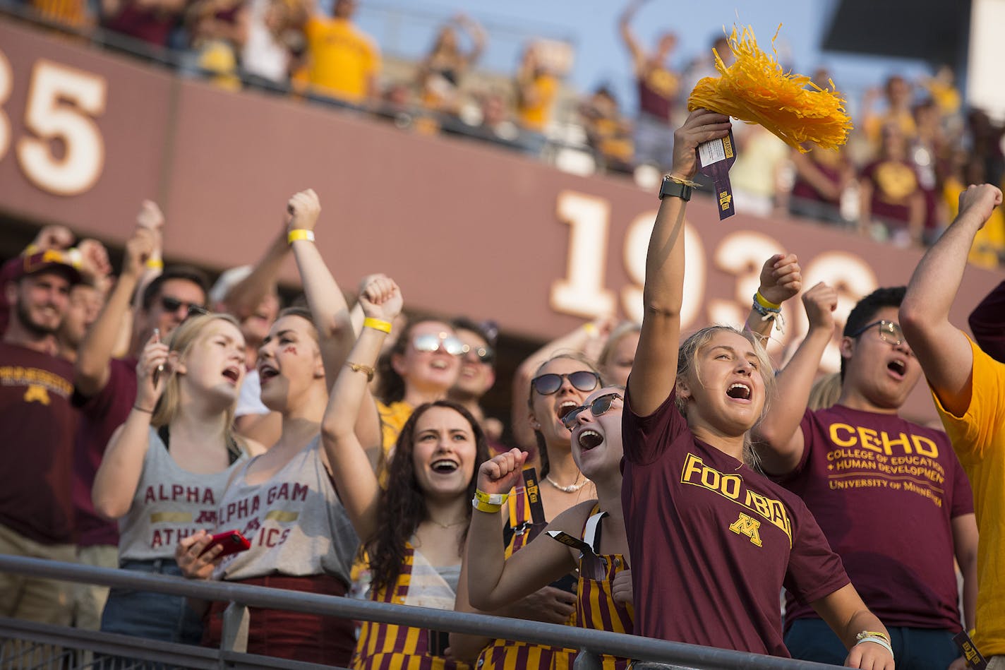 Minnesota fans cheered on the Gophers football team as they took on the Buffalo Bulls at TCF Bank Stadium, Thursday, August 31, 2017 in Minneapolis, MN. ] ELIZABETH FLORES &#xef; liz.flores@startribune.com