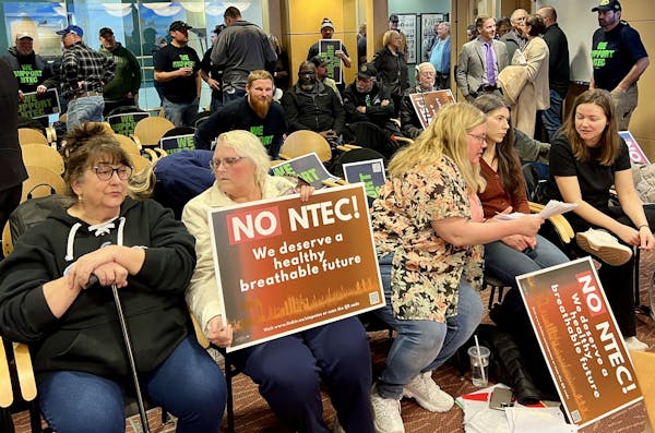 Opponents and supporters of a proposed gas-fired power plant in Superior, Wis., filled a city planning commission meeting Wednesday night.