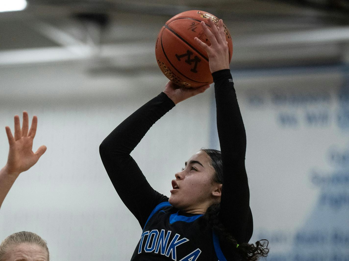 Minnetonka's Lanelle Wright, hits a jump shot over Annika Kieser of Wayzata Tuesday January ,10 2024 in, Minnetonka Minn. ] JERRY HOLT • jerry.holt@startribune.com