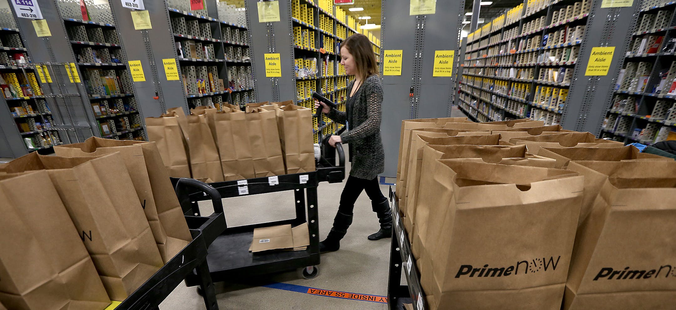 Employees prepared deliveries at Amazon' s Prime Now hub in Minneapolis from which will be doing deliveries within an hour up through midnight on Christmas Eve, Thursday, December 22, 2016 in Minneapolis, MN. ] (ELIZABETH FLORES/STAR TRIBUNE) ELIZABETH FLORES ¥ eflores@startribune.com