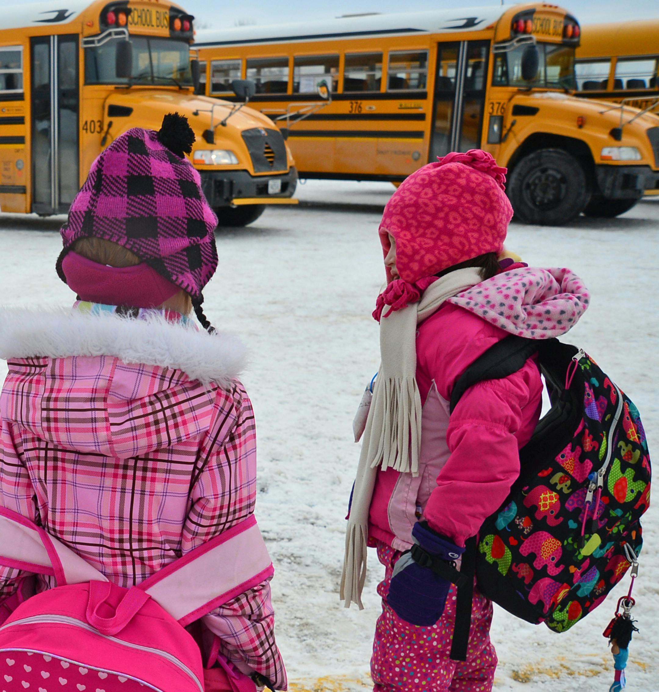 The South Washington County school system is considering changing its transportation policy to decrease the distance middle- and high-schoolers walk to school. These Middleton Elementary School students boarded the afternoon bus.] Richard.Sennott@startribune.com Richard Sennott/Star Tribune Woodbury , Minn Tuesday 3/04/2014) ** (cq)