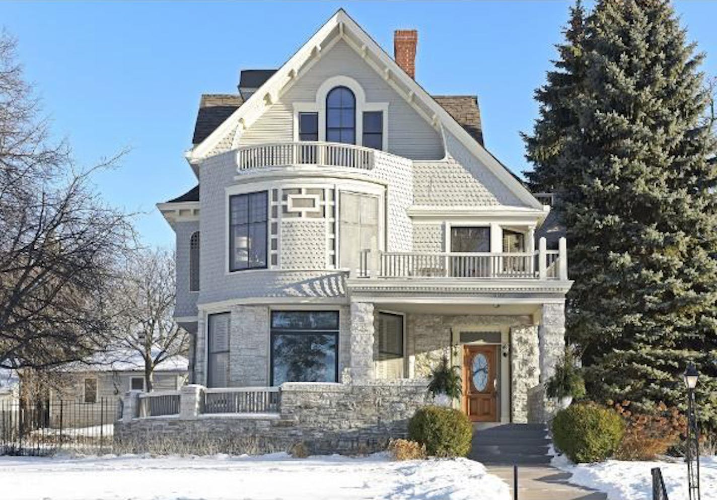 Josh Hartnett's Minneapolis home on Lake of the Isles is for sale. He's owned it since 2002.