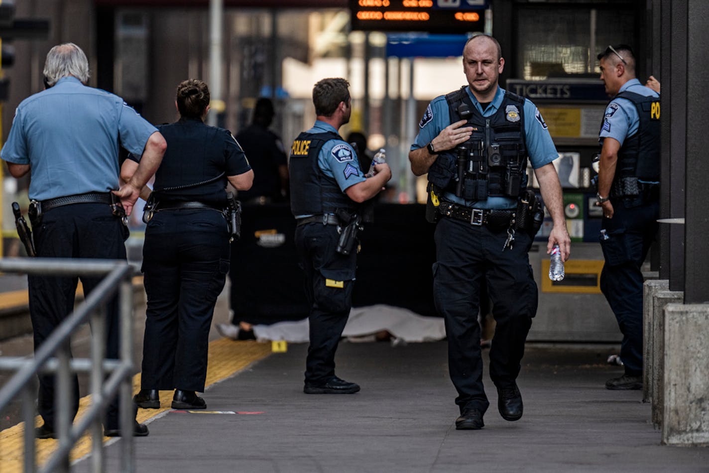 Police investigate a homicide at the 5th and Nicollet Avenue light rail station in Minneapolis, Minn., on Tuesday, Aug. 2, 2022. ] RICHARD TSONG-TAATARII • richard.tsong-taatarii@startribune.com