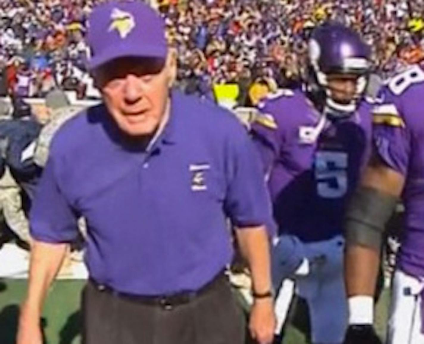 Former Vikings coach Bud Grant walks on the field at TCF Bank Stadium in minus-6 degree temperatures to do a coin toss without a coat on. Credit NBC Sports ORG XMIT: MIN1601101838382448