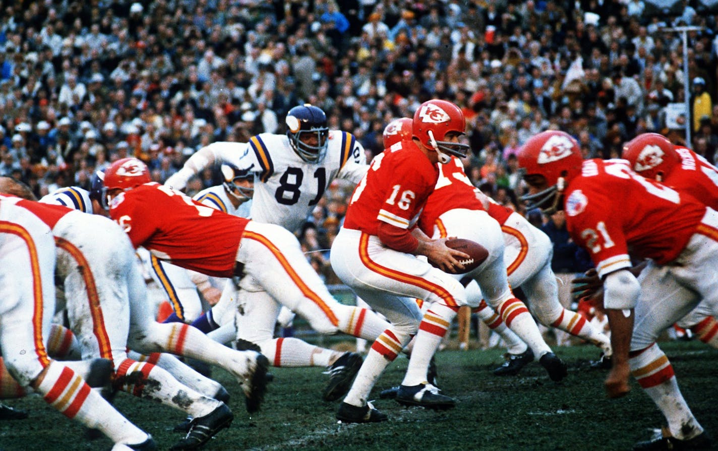 Kansas City Chiefs quarterback Len Dawson (16) turns around to hand the ball off to running back Mike Garrett (21) in Super Bowl IV in New Orleans, Louisiana, Jan. 11, 1970, against the Minnesota Vikings. (AP photo/stf) ORG XMIT: NY933