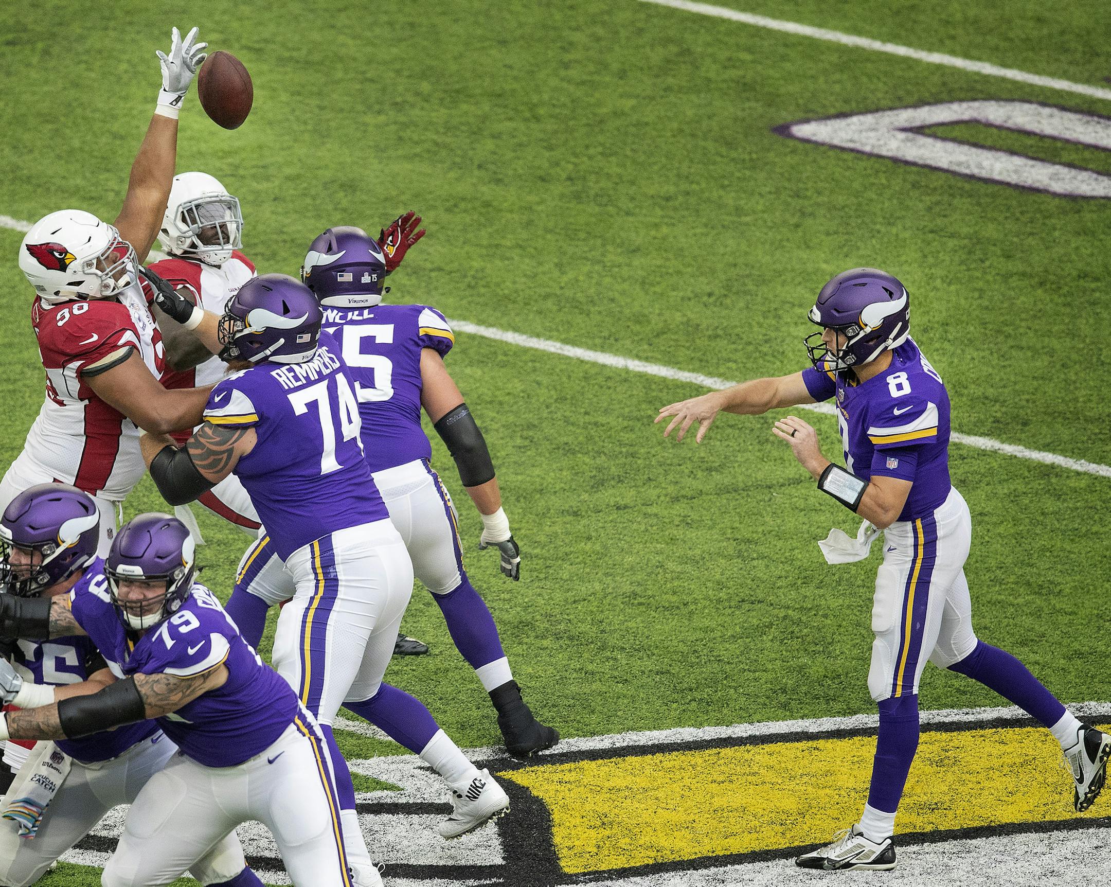 Minnesota Vikings quarterback Kirk Cousins had a pass batted down which he caught and ran with in the first quarter. ] CARLOS GONZALEZ ï cgonzalez@startribune.com ñ October 14, 2018, Minneapolis, MN, US Bank Stadium, NFL, Minnesota Vikings vs Phoenix Cardinals