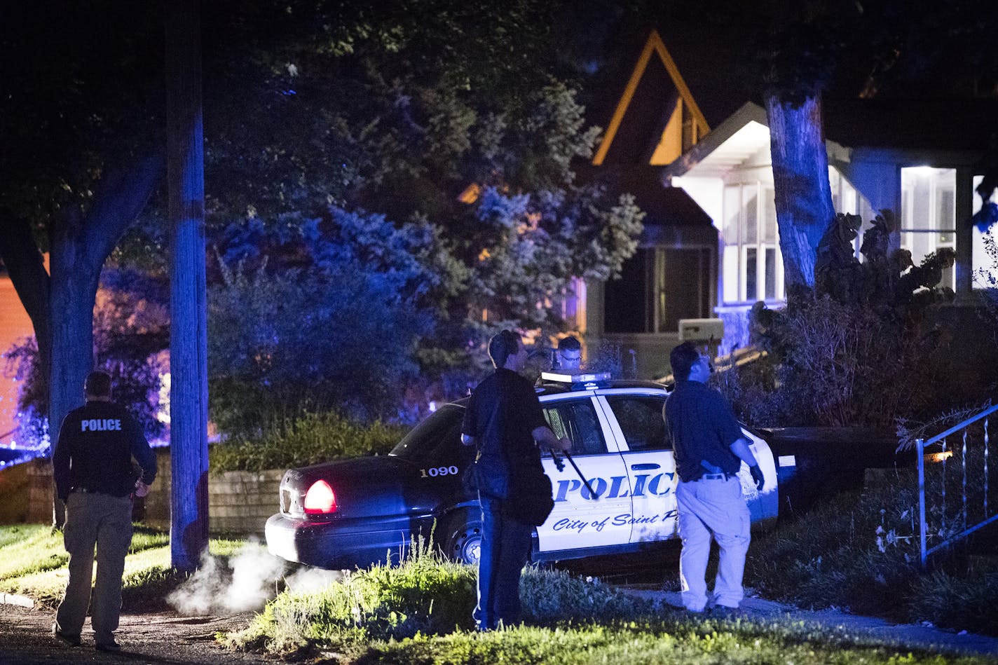 St. Paul Police investigate an officer involved shooting. ] LEILA NAVIDI &#xef; leila.navidi@startribune.com BACKGROUND INFORMATION: St. Paul Police investigate an officer involved shooting in the 400 block of Earl Street on Thursday, October 5, 2017.