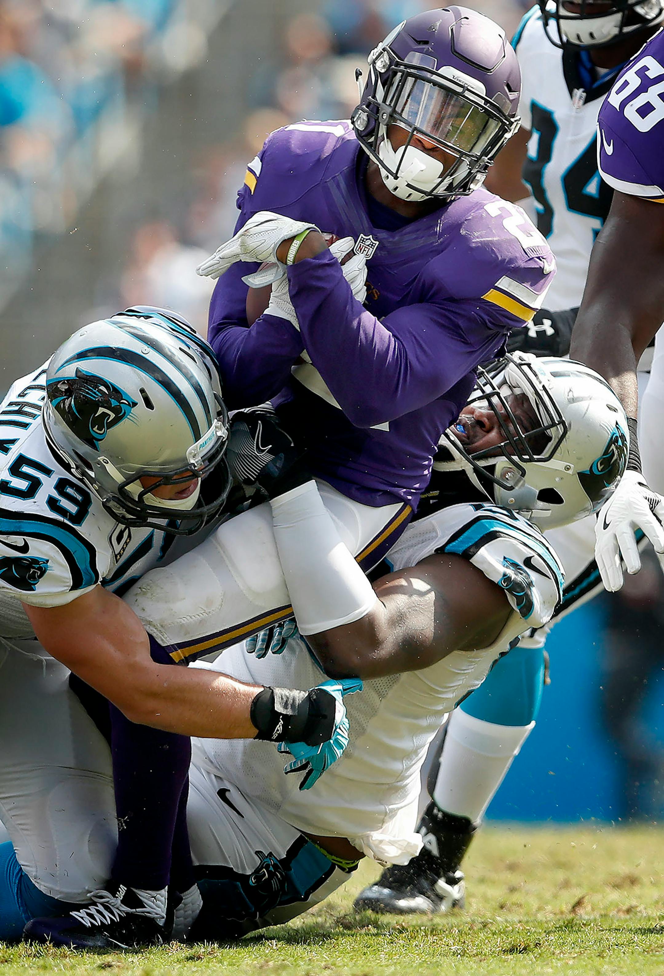 Jerick McKinnon (21) was tackled during a run in the third quarter.