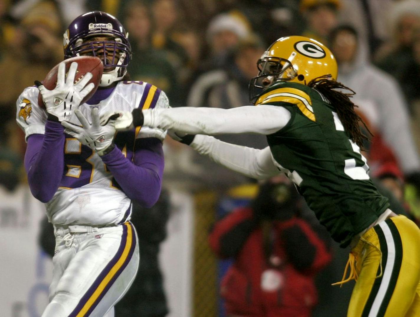 Randy Moss pulls down a 34 yard touchdown catch over Packers Al Harris.