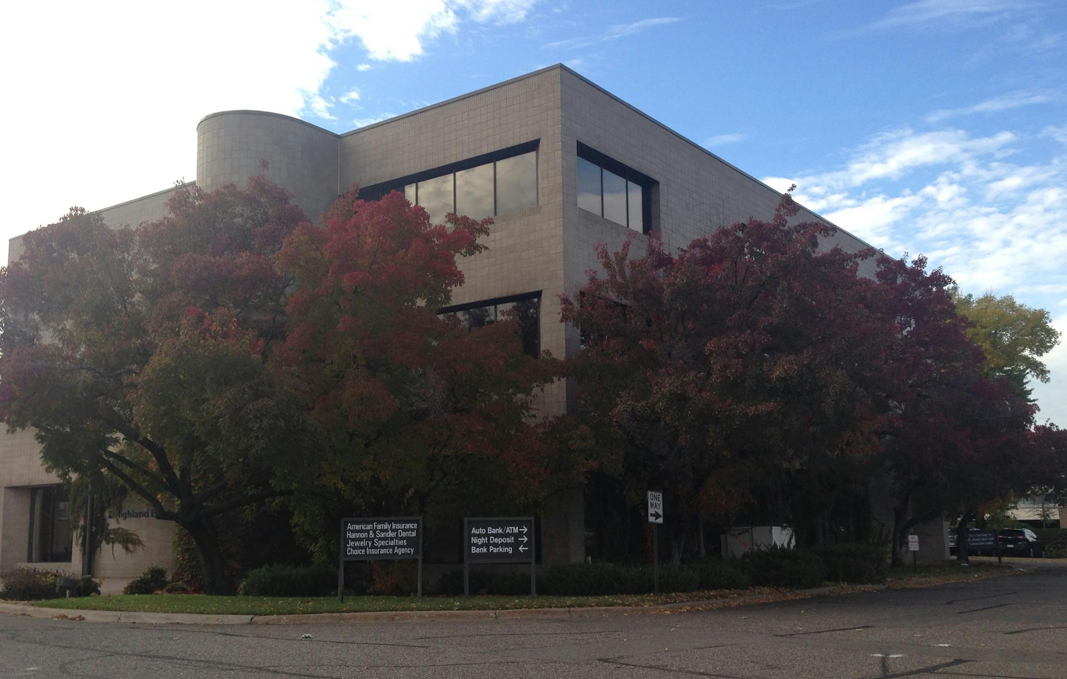 Developers propose tearing down the Highland Bank building in Minnetonka near the Ridgedale Center and building a six-story mid-rise building with apartments and retail.