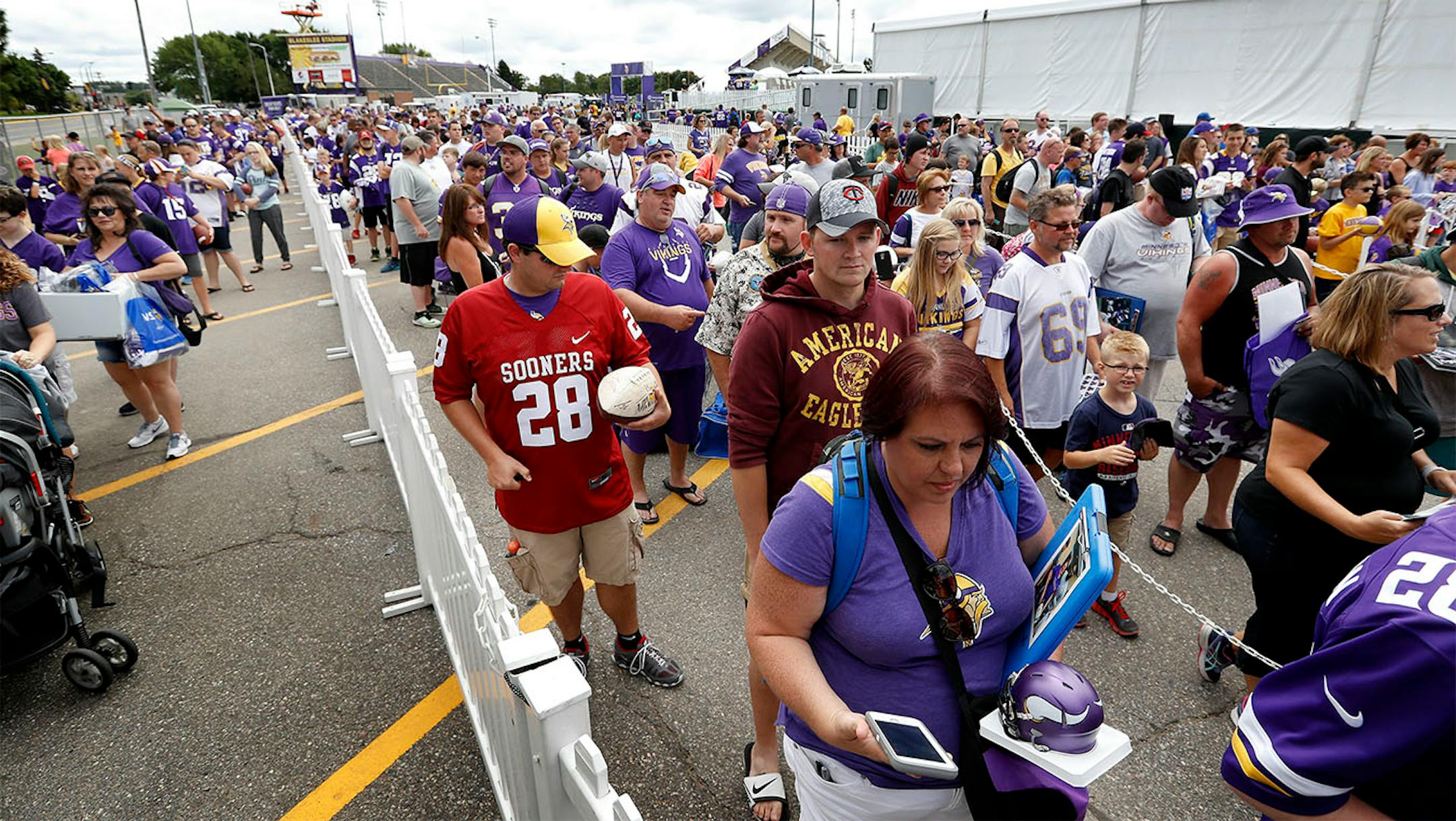 Minnesota Vikings fans waited in line to get autographs from the defensive line after the morning practice. ] CARLOS GONZALEZ cgonzalez@startribune.com - July 29, 2016, Mankato, MN, Minnesota State University, Mankato, Minnesota Vikings Training Camp