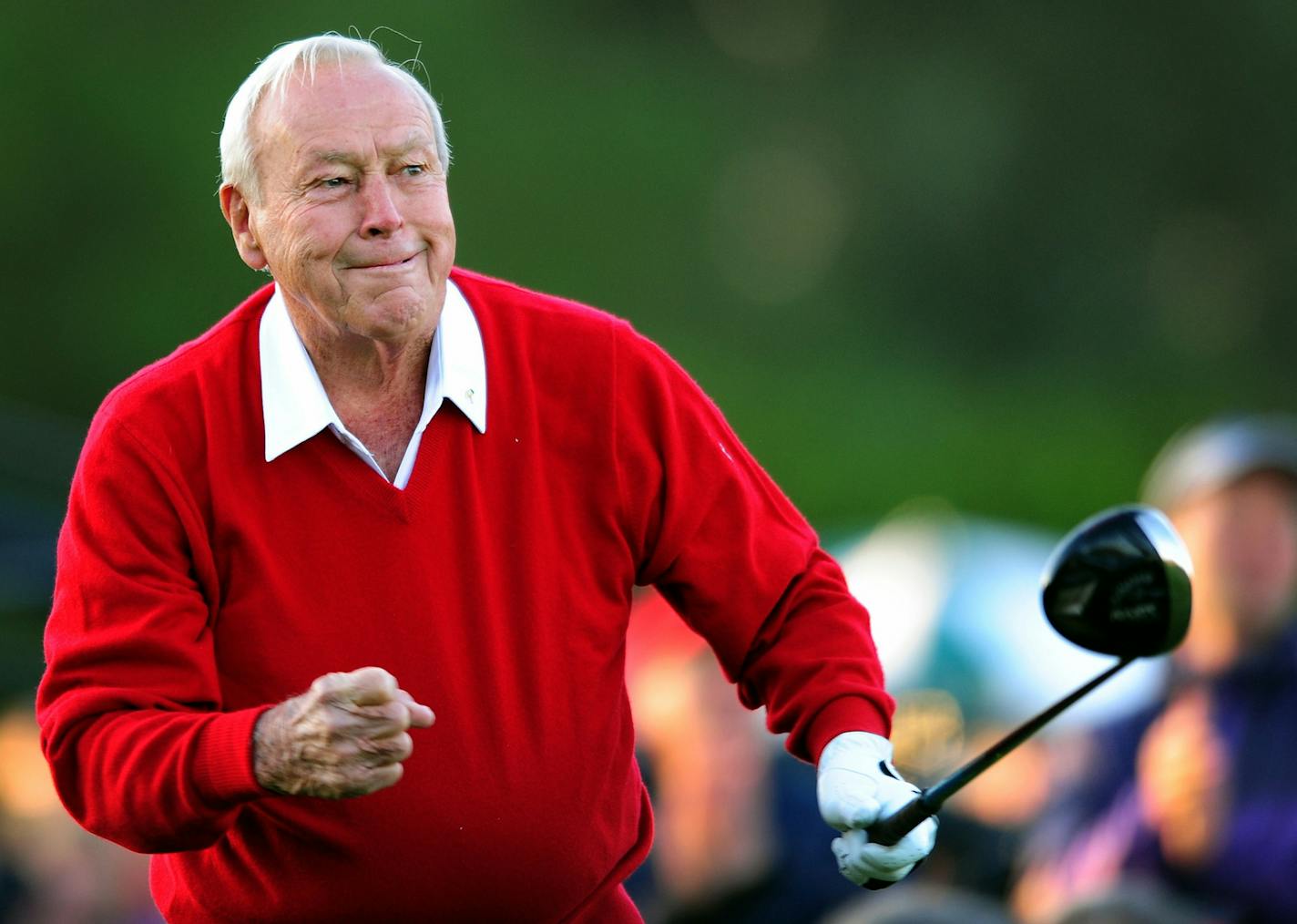 Arnold Palmer watches his ceremonial first tee shot to open the 2011 Masters at Augusta National Golf Club in Augusta, Georgia, Thursday, April 7, 2011.