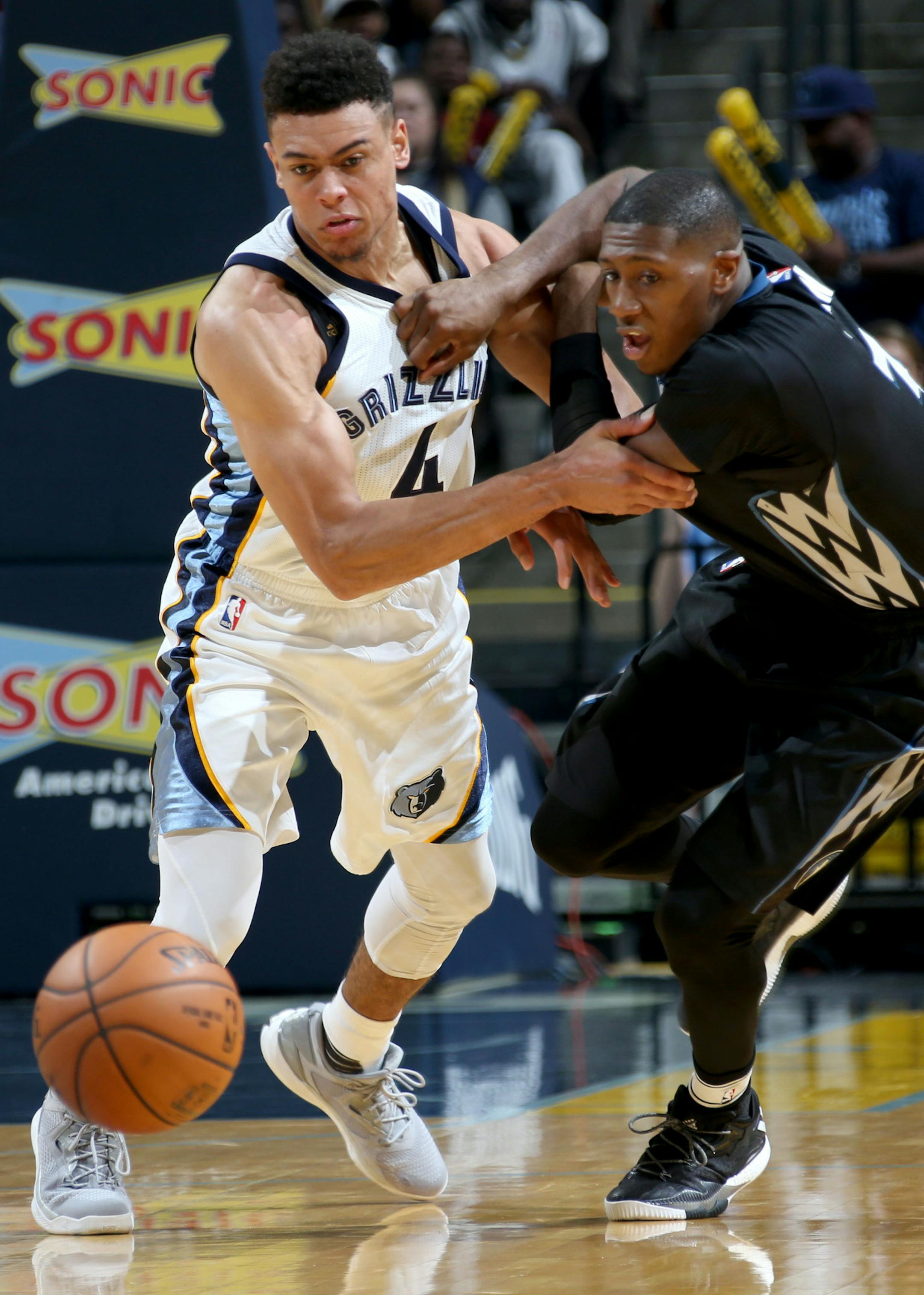 Memphis Grizzlies Wade Baldwin IV battles for a loose ball with Minnesota Timberwolves Kris Dunn, Wednesday, Oct. 26, 2016. Nikki Boertman/The Commercial Appeal (Memphis), used with permission