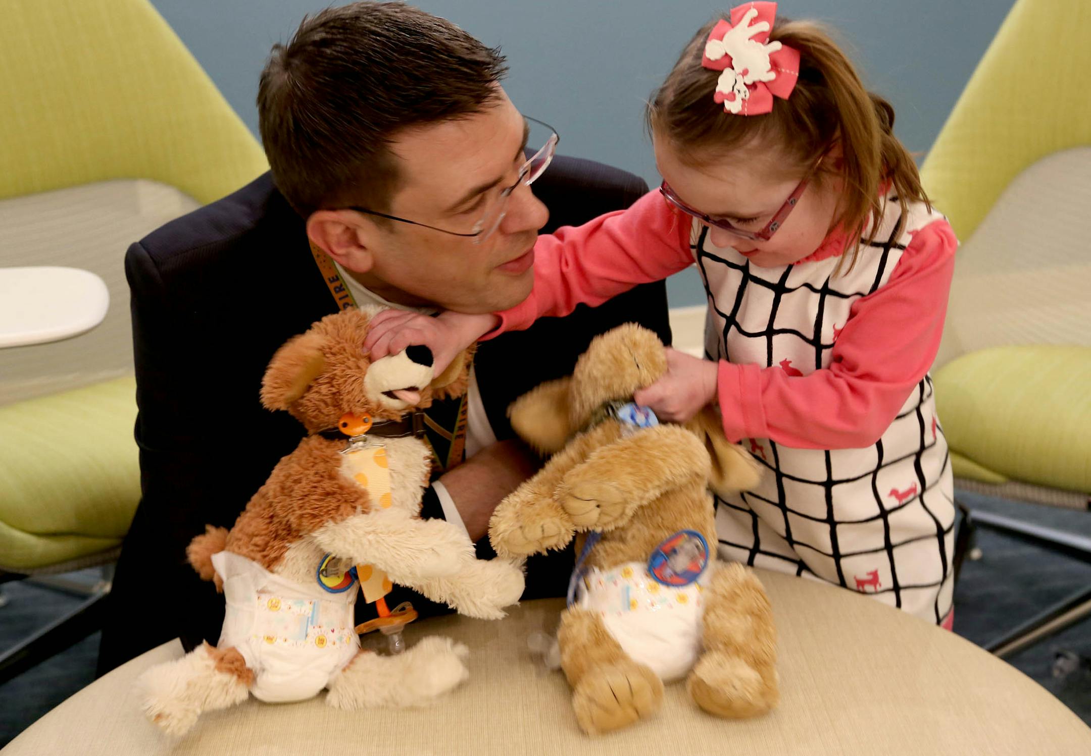 Dr. Stefan Friedrichsdorf smiled as Kali McKellips, 8, arranged her dogs for a picture. ] (KYNDELL HARKNESS/STAR TRIBUNE) kyndell.harkness@startribune.com In the new pain clinic at Children's Hospital in Minneapolis Min., Thursday, January 15, 2014.