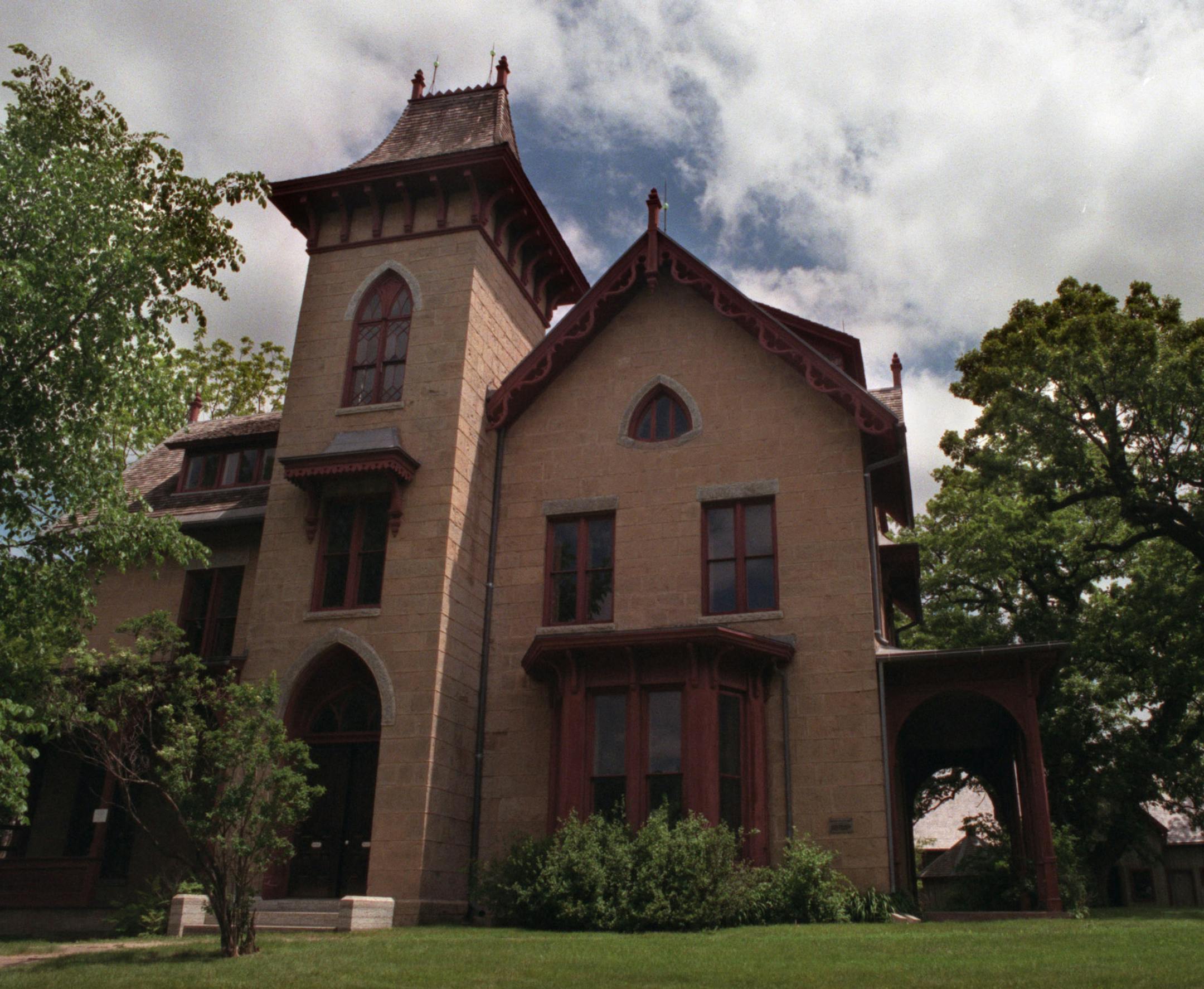 GENERAL INFORMATION: HASTINGS, MN, 6/4/01, MONDAY- The past of the LeDuc Mansion in Hastings is glorious. The peaked roof "cottage" is a textbook example of an American country home of the mid 19th century. But for years the future of the house has been uncertain. Now its owner, the Minnesota Historical Society, has decided to sell the house. The Hastings Historical Society has already raised $70,000 and hopes to buy it. IN THIS PHOTO: HASTINGS, MN, 6/4/01, MONDAY- Ann LeDuc, the great granddaug