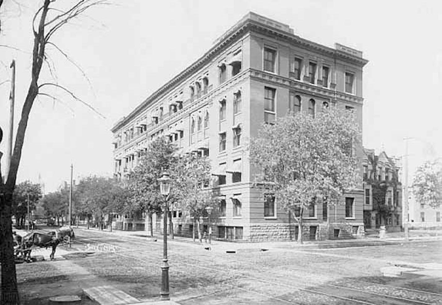 Hampshire Arms, Fourth Avenue and South Ninth, Minneapolis. (Minnesota Historical Society; )