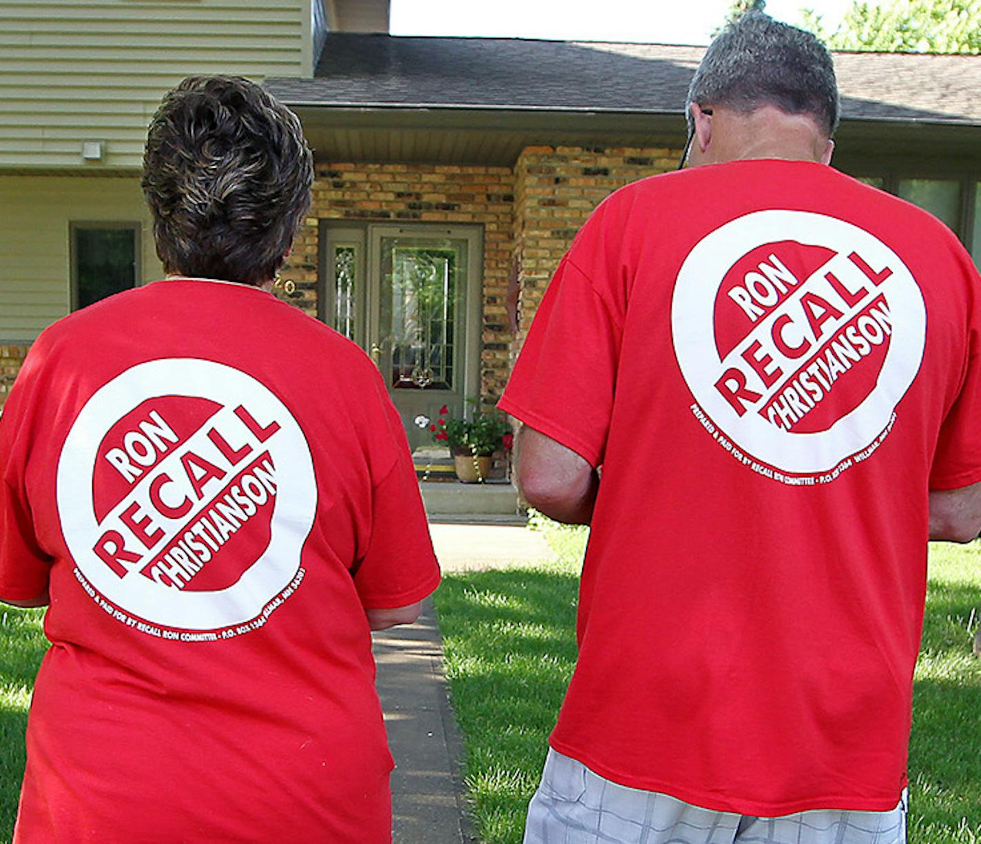 Julie and Brian Asmus took count as they made their way around a neighborhood to collect recall signatures, Tuesday, June 23, 2015 in Wilma, MN. They are part of a group that has begun a campaign to recall Ron Christianson, the longest-serving council member. ] (ELIZABETH FLORES/STAR TRIBUNE) ELIZABETH FLORES &#x2022; eflores@startribune.com ORG XMIT: MIN1506251448381435