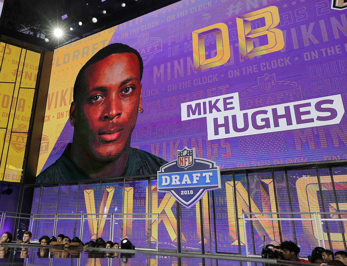 Commissioner Roger Goodell poses with a fan after the Minnesota Vikings selected Central Florida's Mike Hughes during the first round of the NFL football draft, Thursday, April 26, 2018, in Arlington, Texas. (AP Photo/David J. Phillip)