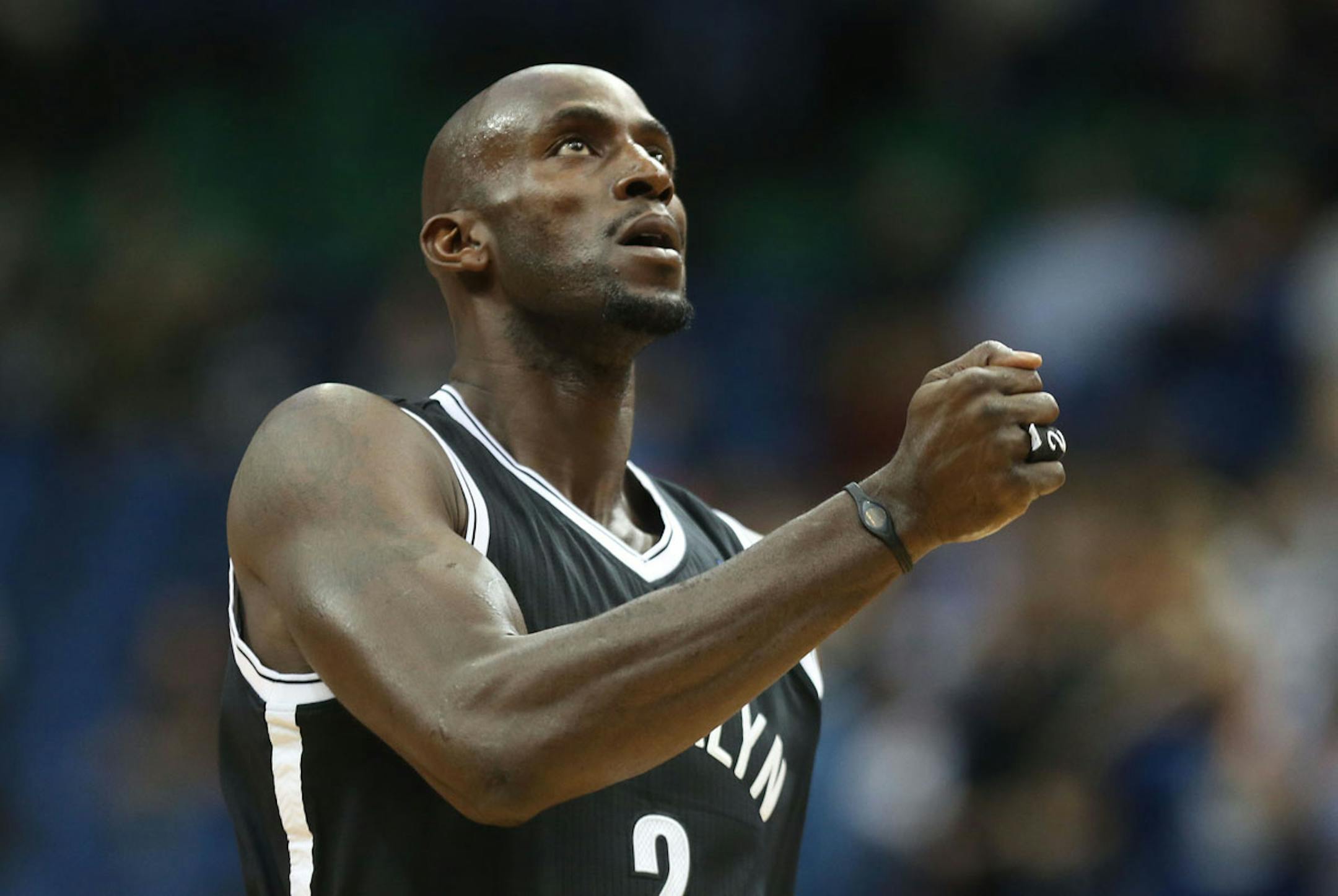 The Nets Kevin Garnett acknowledged the crowd before the first half at the Target Center in Minneapolis, Friday, November 22, 2013. Wolves won over the Nets 111-81. ] (KYNDELL HARKNESS/STAR TRIBUNE) kyndell.harkness@startribune.com