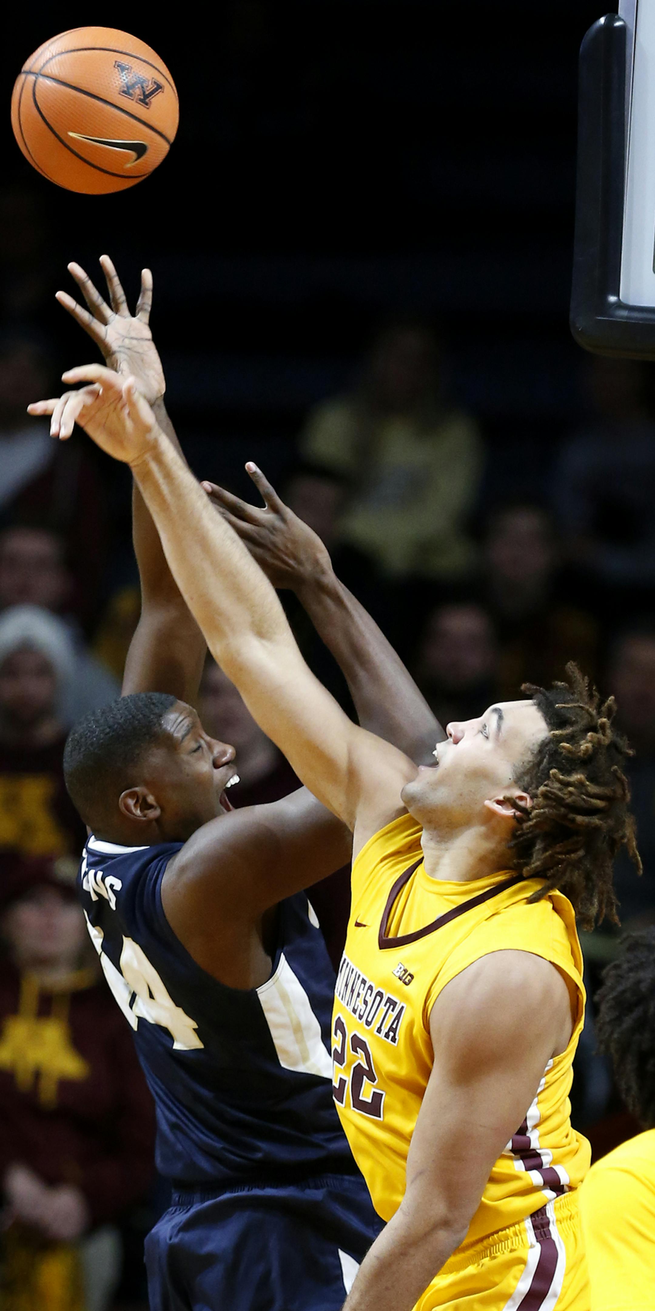 Reggie Lynch (22) of the Minnesota Golden Gophers blocks Albert Owens (44) of the Oral Roberts Golden Eagles during the second half. ] LEILA NAVIDI ï leila.navidi@startribune.com BACKGROUND INFORMATION: Minnesota Golden Gophers play against the Oral Roberts Golden Eagles at Williams Arena in Minneapolis on Thursday, December 21, 2017. The Minnesota Golden Gophers won 77-63.