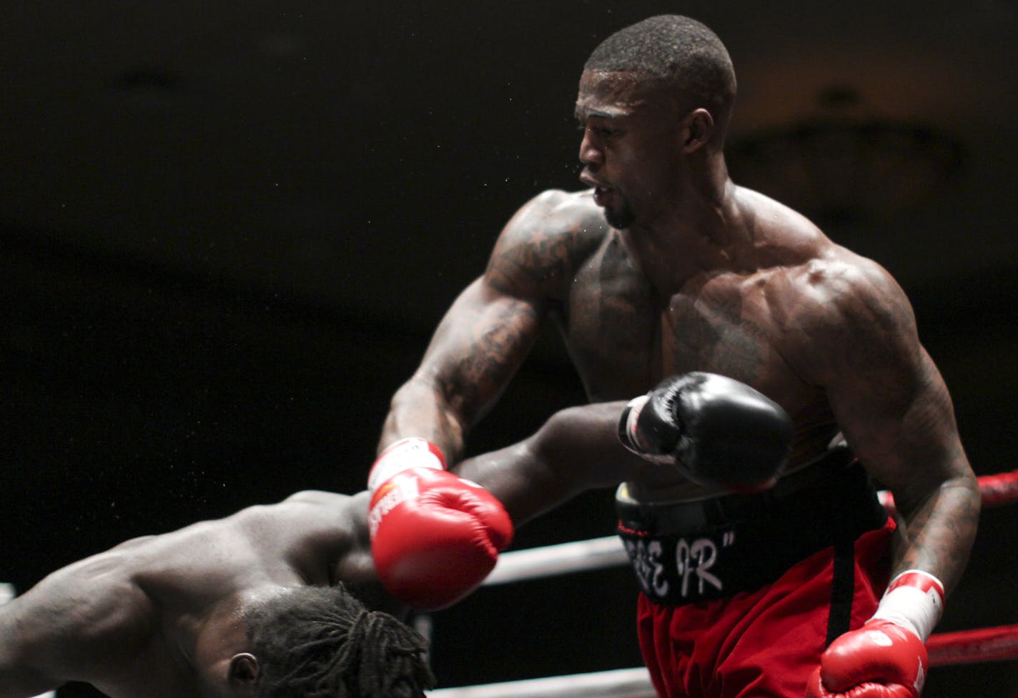 JEFF WHEELER &#x201a;&#xc4;&#xa2; jeff.wheeler@startribune.com HINCKLEY - 5/20/11 - Minnesota Vikings defensive end Ray Edwards won his professional boxing debut Friday night at Grand Casino in Hinckley, where he outscored heavyweight T.J. Gibson in their four round bout. Gibson fights out of a gym in Duluth. IN THIS PHOTO: ] Ray Edwards landed a blow to T.J. Gibson on his way to winning his professional boxing debut Friday night in Hinckley.