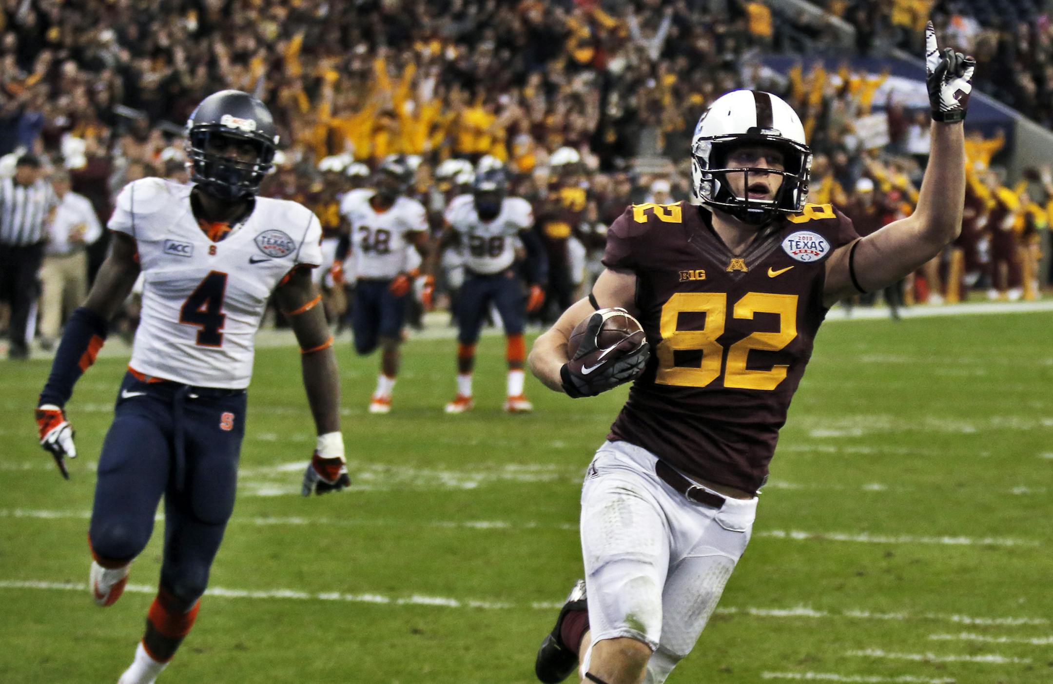 Minnesota Gophers vs. Syracuse Orange in Texas Bowl. Syracuse won 21-17. Minnesota receiver Drew Wolitarsky rambled into the end zone with a go-ahead touchdown grab in the 4th quarter, but Minnesota could not hold the lead. (MARLIN LEVISON/STARTRIBUNE(mlevison@startribune.com)