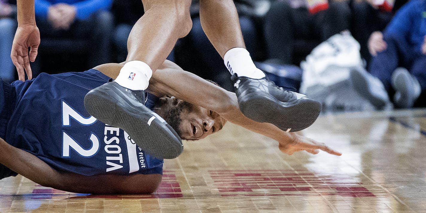 Andrew Wiggins (22) chased a loose ball in the first quarter. ] CARLOS GONZALEZ &#xef; cgonzalez@startribune.com - November 18, 2018, Minneapolis, MN, Target Center, NBA, Basketball, Minnesota Timberwolves vs. Memphis Grizzlies