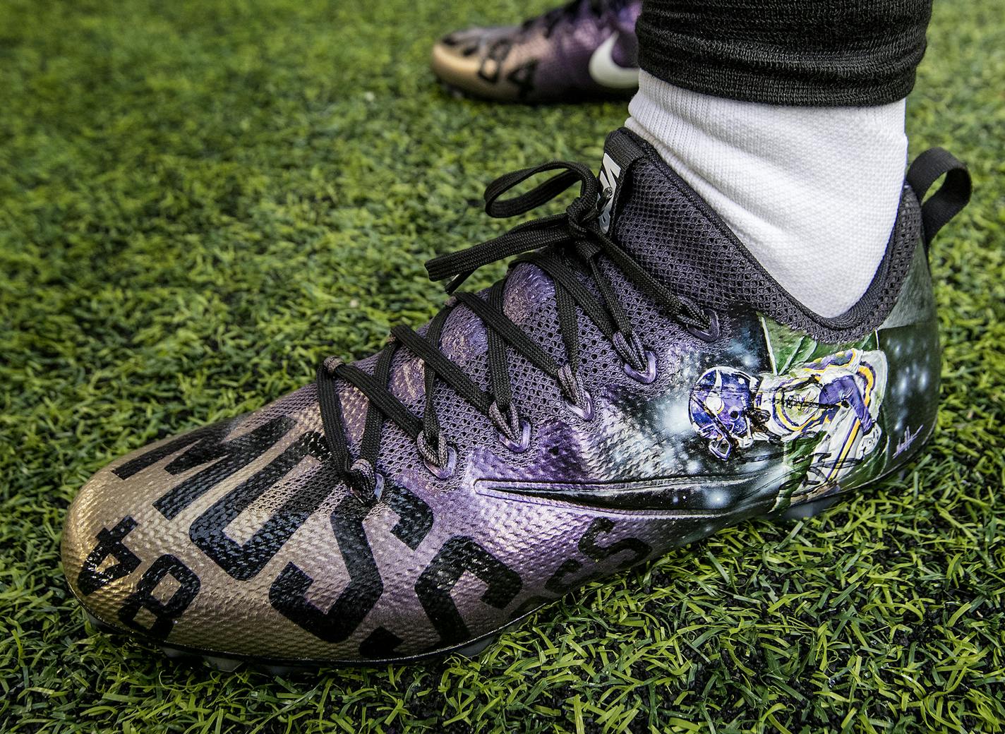 Minnesota Vikings receiver Stefon Diggs got an autograph from Randy Moss on his special Moss tribute cleats during pregame warm ups Monday, Sept. 11, 2017 in Minneapolis, Minn. (Carlos Gonzalez/Minneapolis Star Tribune/TNS) ORG XMIT: 1210887