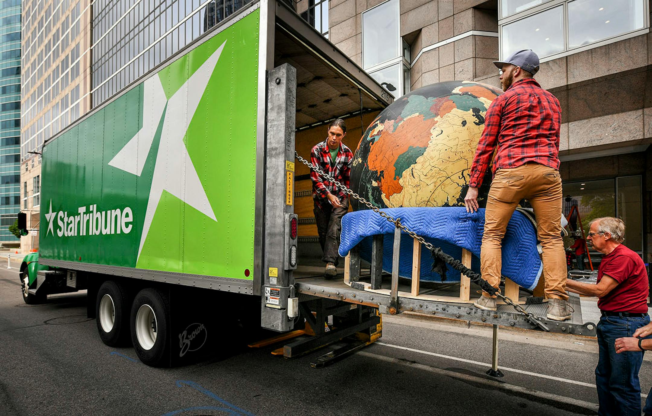 Workers from Blue Rhino Studio in Eagan unloaded the Star Tribune globe.