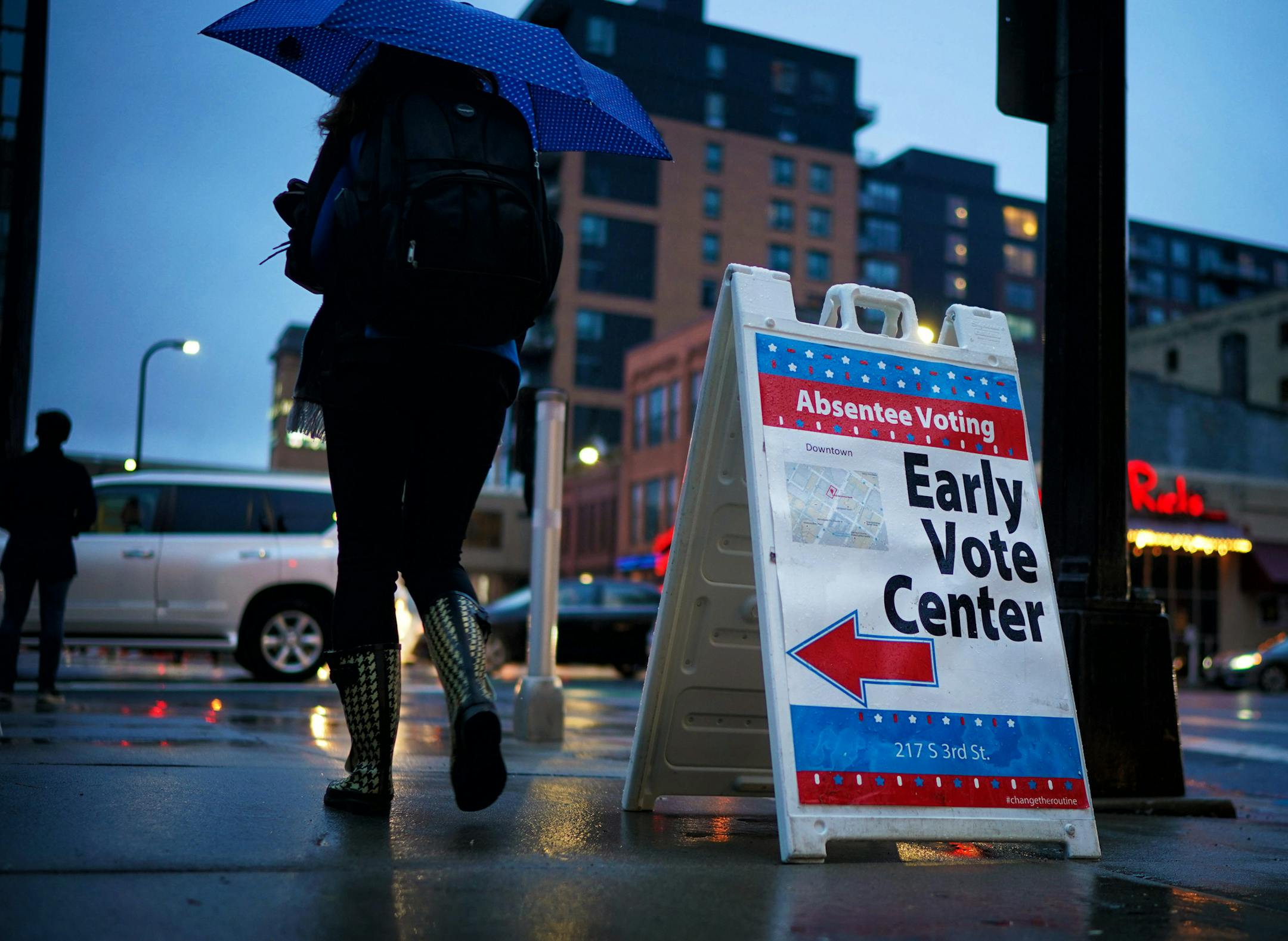 Voters lined up to vote early at the Minneapolis early voting center at 217 S. Third Street. Monday was the last day of early voting before Election Day. Workers took in the early voting signs at 5:00 pm but those already in line were allowed to vote. ] GLEN STUBBE ï glen.stubbe@startribune.com Monday, November 5, 2018