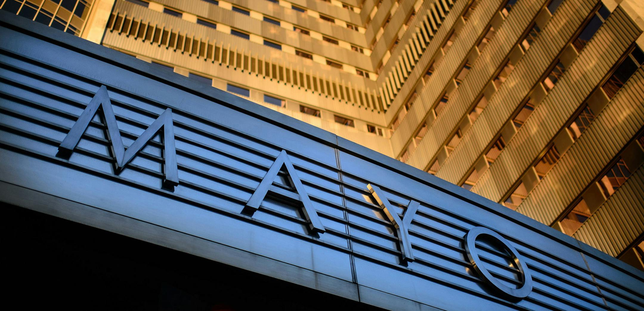 The Gonda Building. Mayo Clinic employs over 59,000 people, 33,000 at its Rochester, MN location and system-wide treats over 1.2 million patients per year. July 2, 2014 ] GLEN STUBBE * gstubbe@startribune.com ORG XMIT: MIN1407151734330726 ORG XMIT: MIN1412301506572533