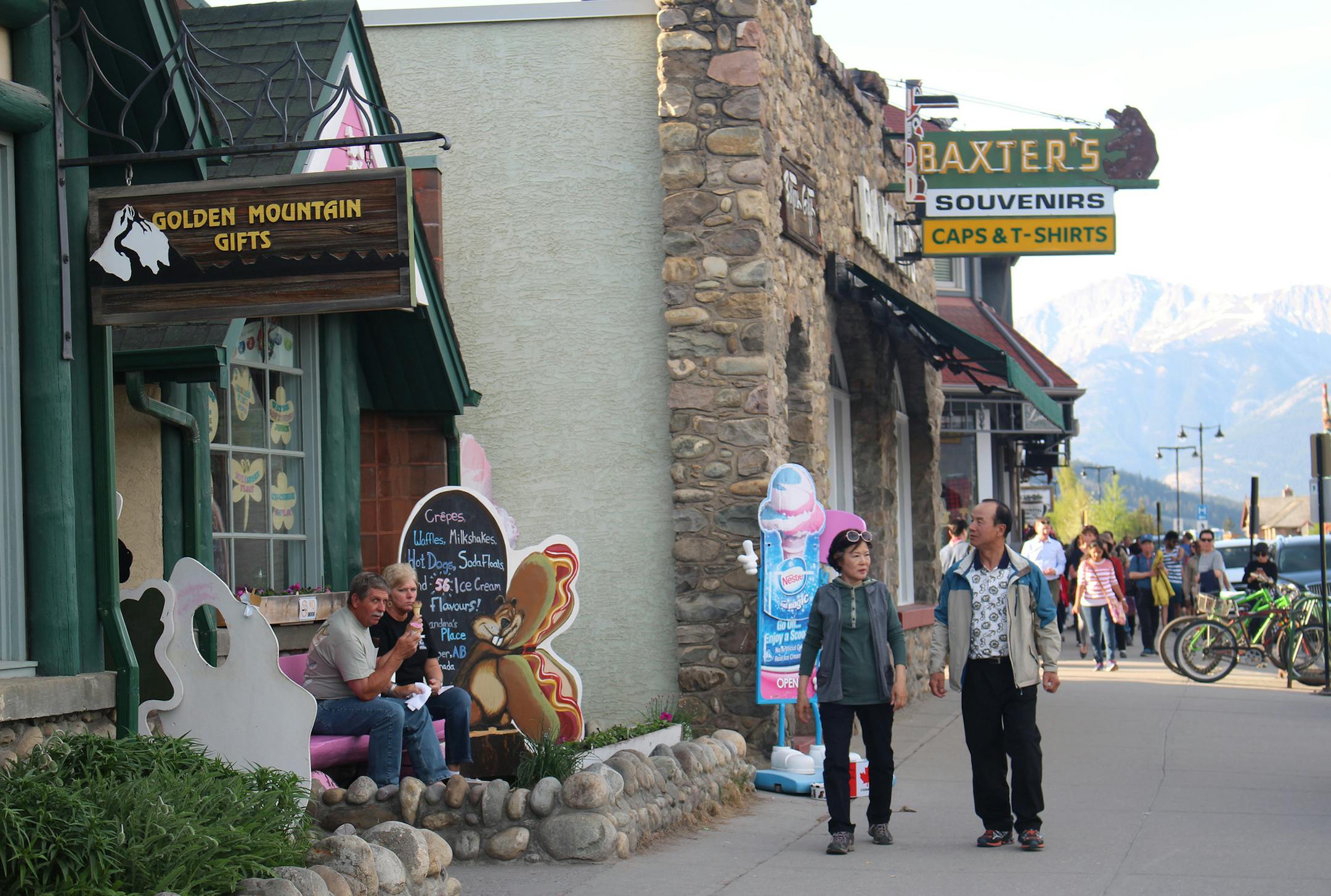 Jasper's pressure-free ambiance is reflected through strollers ambling along Connaught Drive, one of the town's primary (and few) commercial streets. (Alan Solomon/Chicago Tribune/TNS)