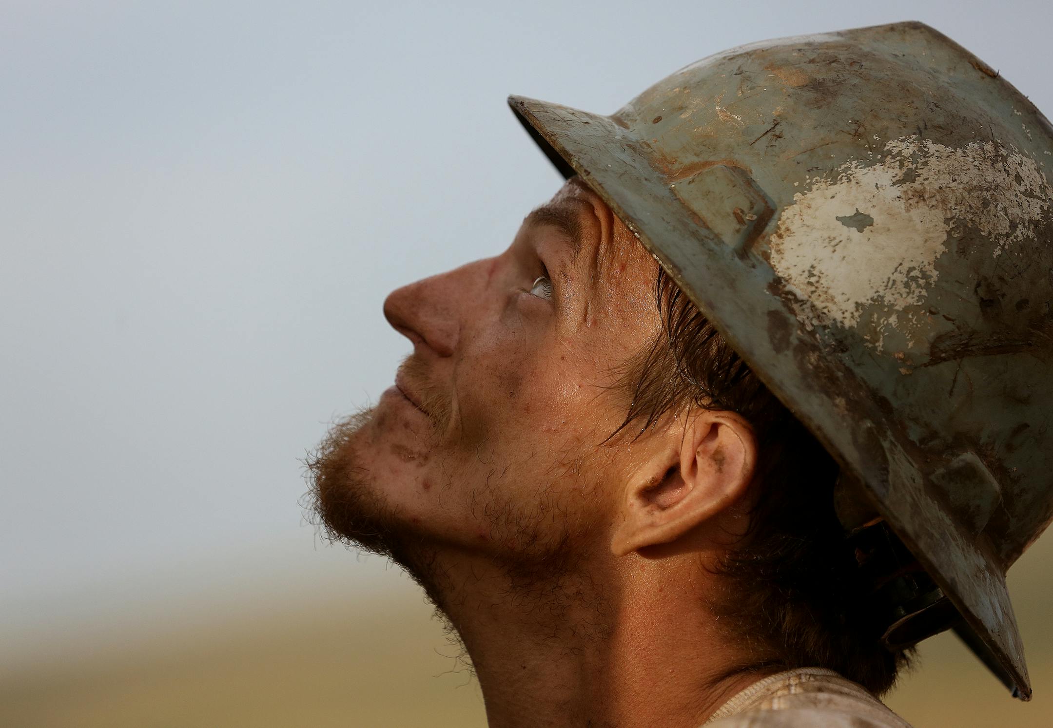 Floor hand Ray Gerrish worked to make repairs on a drilling rig as the sun rose near the site outside Watford City. ] (JIM GEHRZ/STAR TRIBUNE) / December 17, 2013, Watford City, ND &#x201a;&#xc4;&#xec; BACKGROUND INFORMATION- PHOTOS FOR USE IN FINAL PART OF NORTH DAKOTA OIL BOOM PROJECT: Men work around the clock at Raven Rig No. 1 near Watford City, one of nearly 200 towering oil rigs in the Bakken. Once the rigs drill holes, several miles deep and then several miles horizontally, hydraulic fra