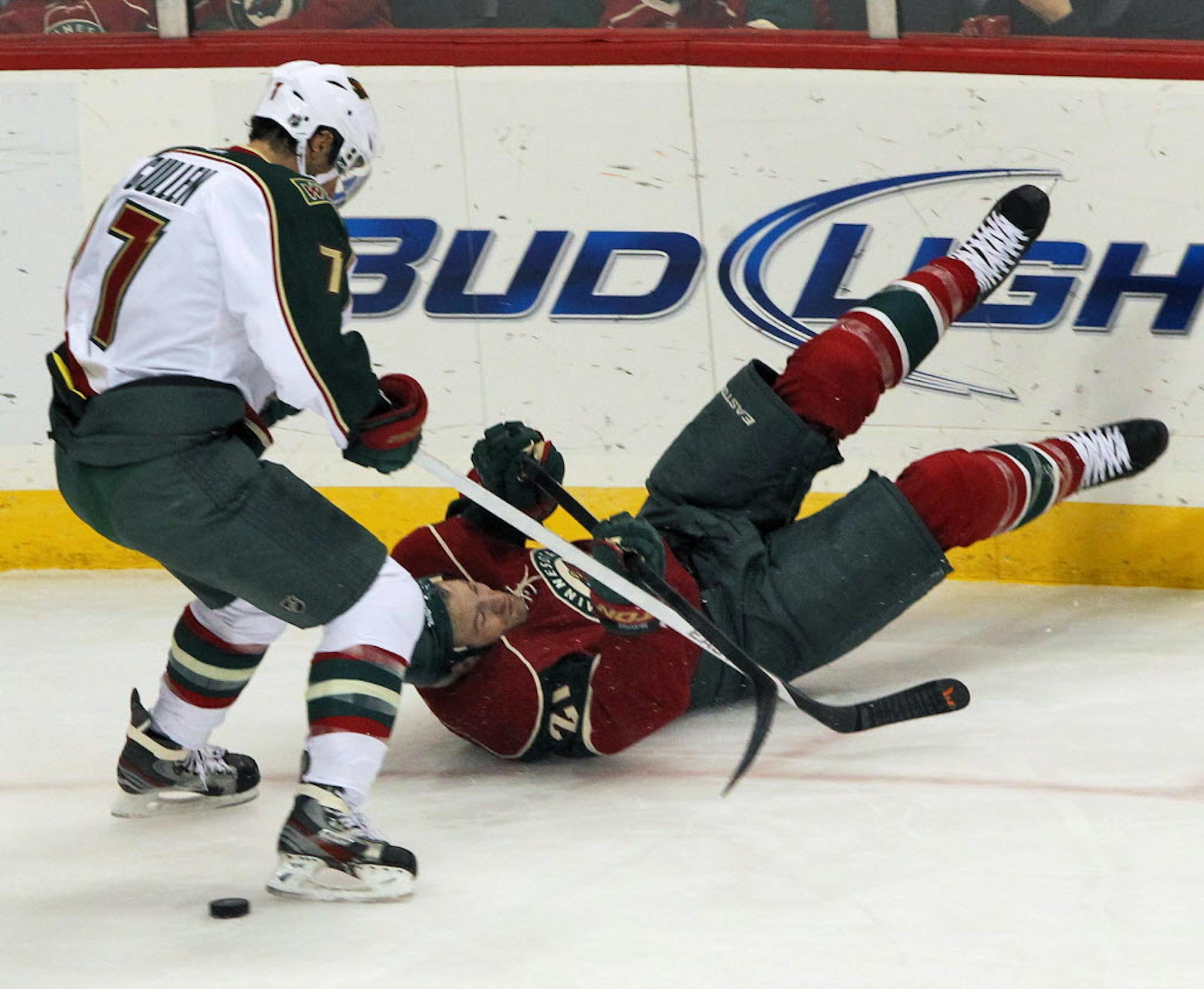 Team White's Matt Cullen (7) and Team Red's Kyle Brodziak fought for control of the puck during Wednesday night's Wild scrimmage.