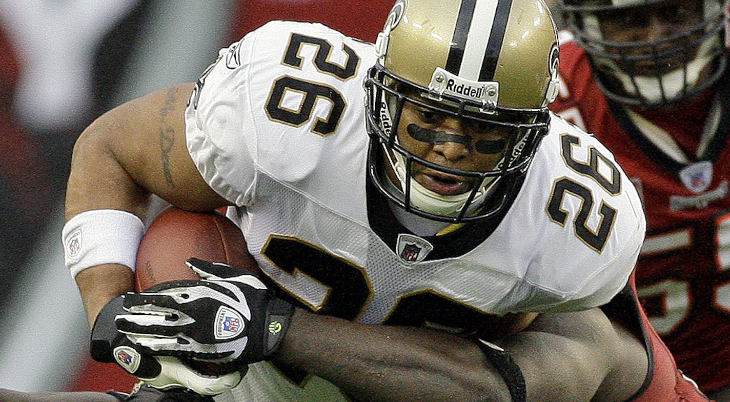 New Orleans Saints running back Deuce McAllister (26) eludes the Tampa Bay Buccaneers defense during an NFL football game Sunday Nov. 30, 2008 in Tampa, Fla. (AP Photo/Chris O'Meara) ORG XMIT: OTKCO103