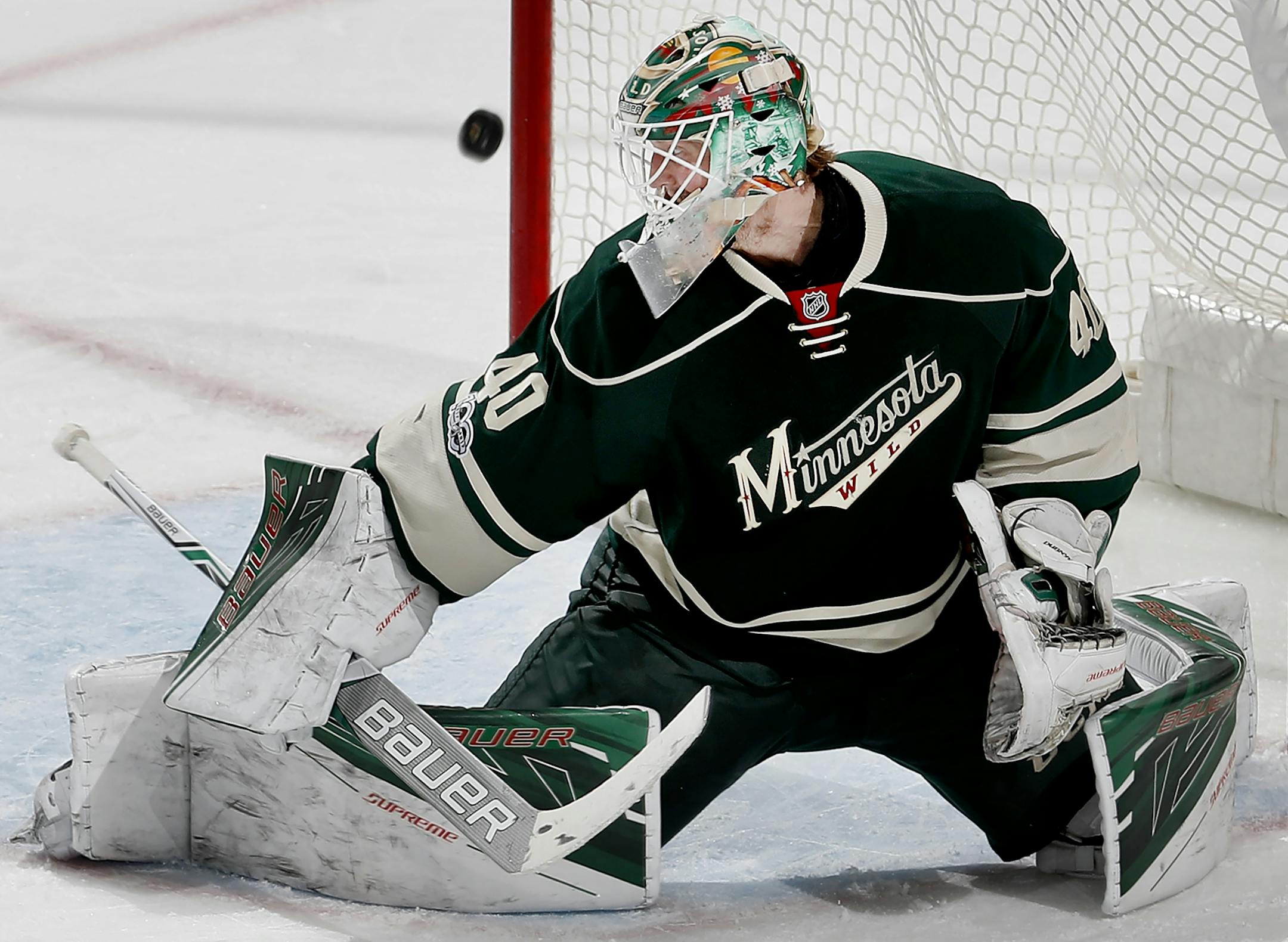 Wild goalie Devan Dubnyk (40) kept his eyes on the puck in the third period. Minnesota beat Colorado 5-2.