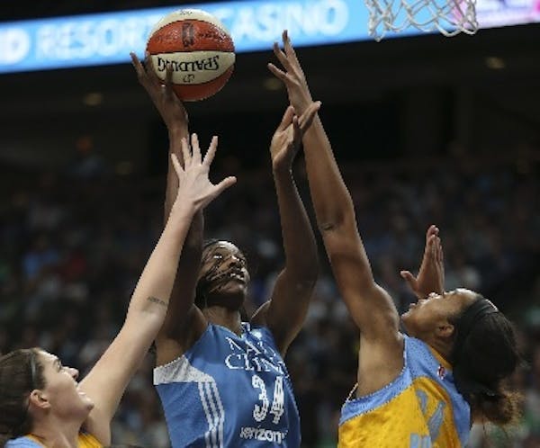 Lynx center Sylvia Fowles soared and scored over Sky center Imani Boyette in the first quarter Sunday.