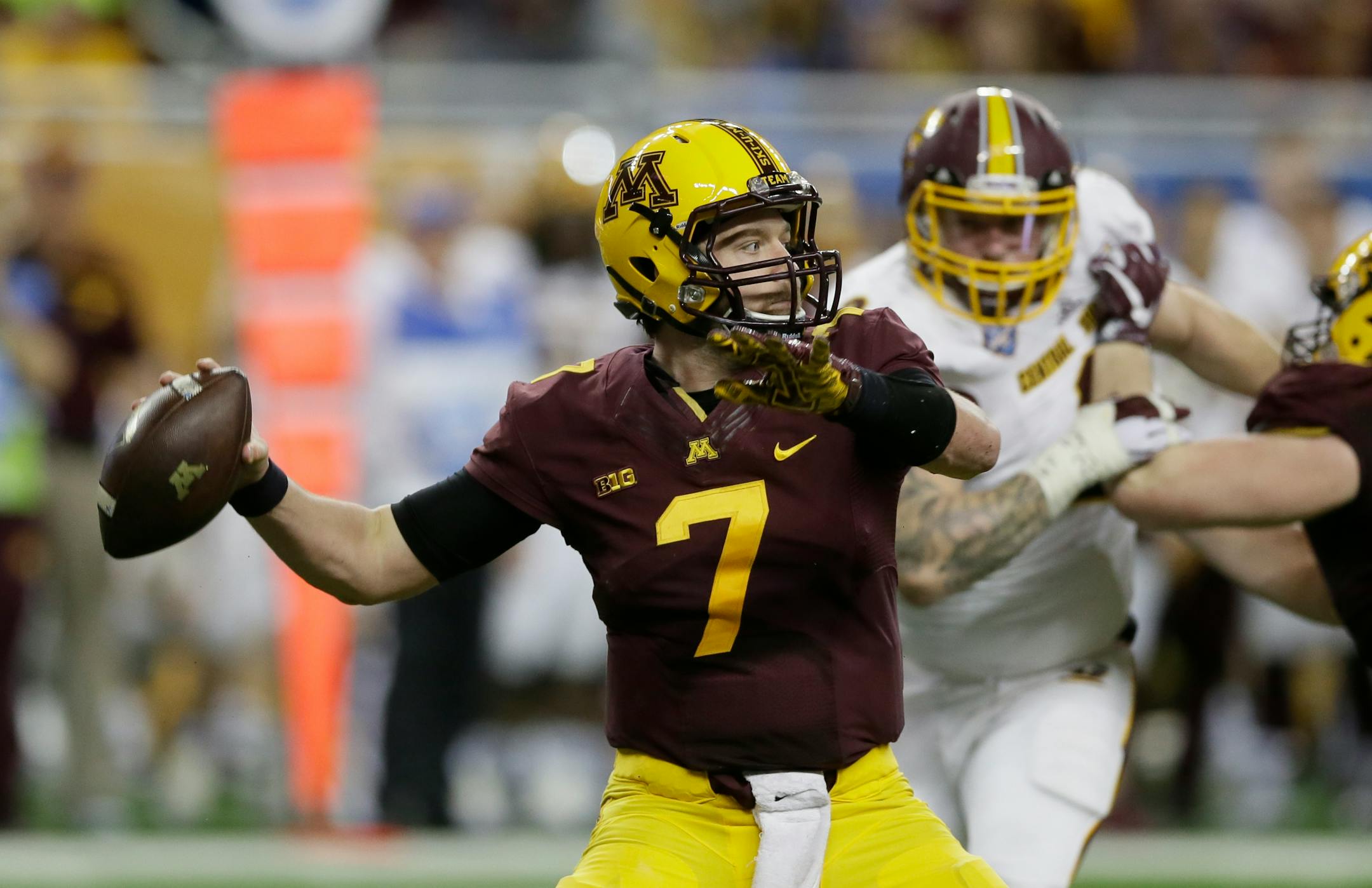 Gophers quarterback Mitch Leidner threw during the first half against Central Michigan in the Quick Lane Bowl in Detroit.
