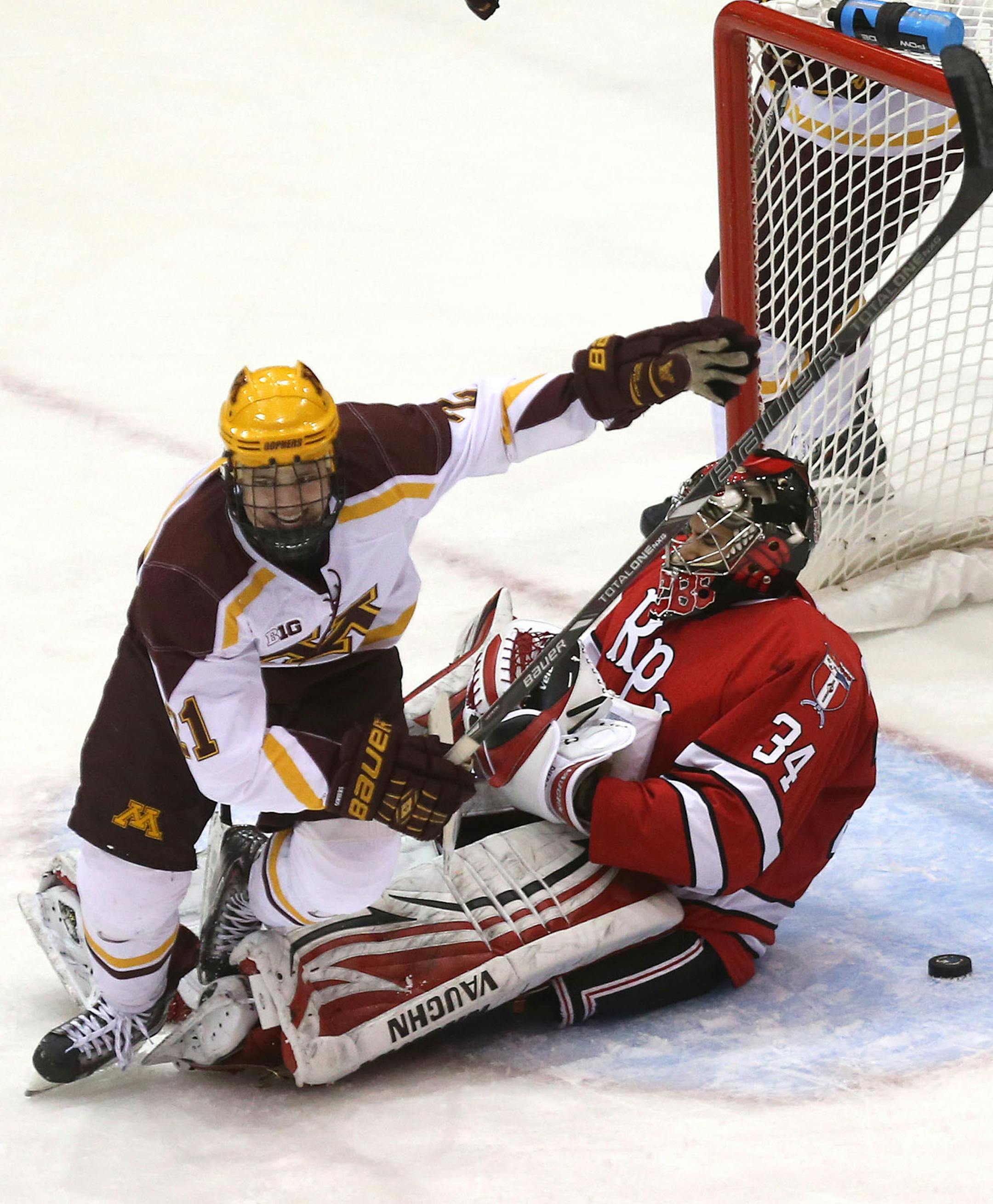 Gophers Connor Reilly celebrated after scoring a goal on RPI's Scott Diebold during the first period at Mariucci Arena in Minneapolis Saturday, January 4, 2014. ] (KYNDELL HARKNESS/STAR TRIBUNE) kyndell.harkness@startribune.com ORG XMIT: MIN1401042019441737 ORG XMIT: MIN1502022115129139